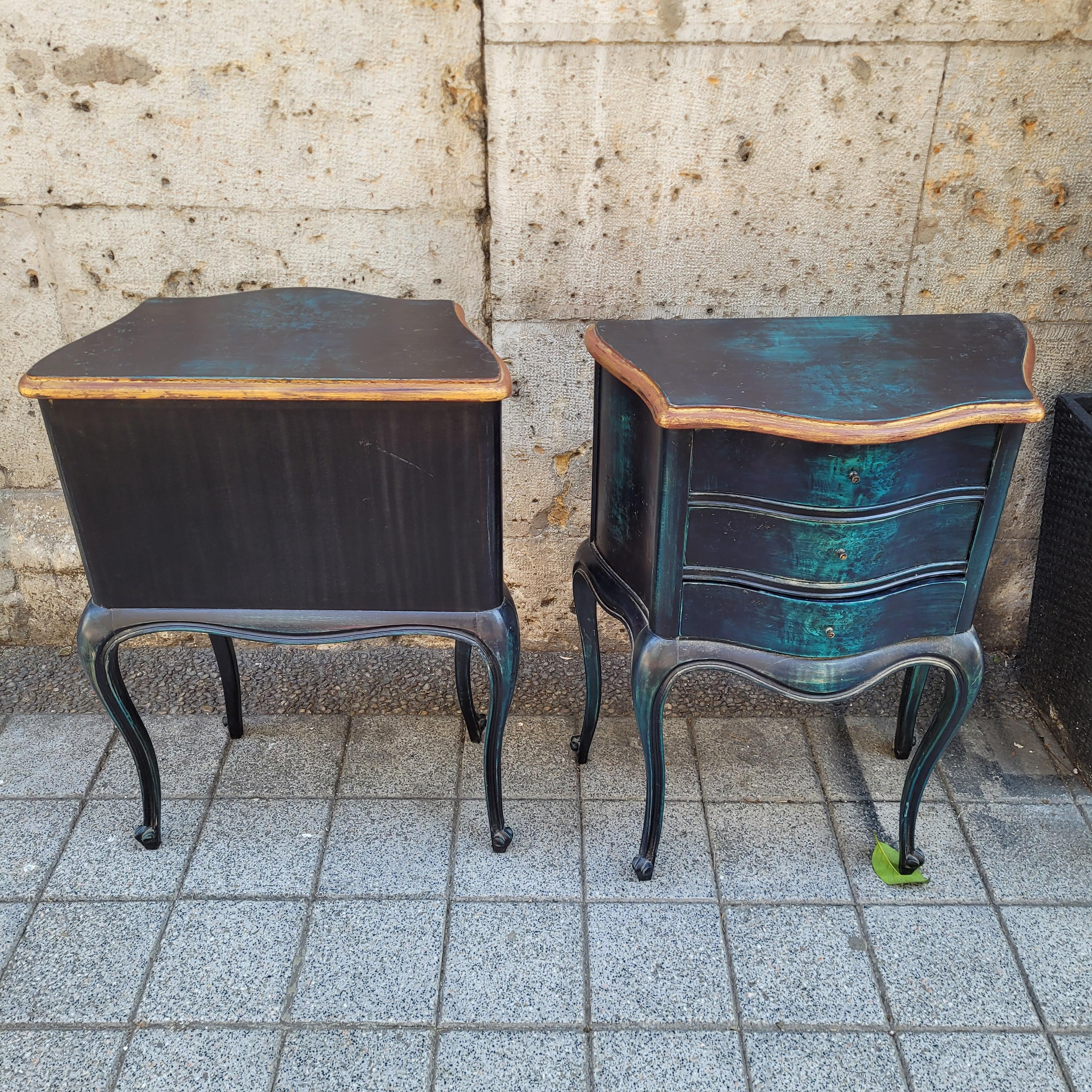 Pareja de cómodas o mesas provenzales francesas, madera negra y azul en venta 4