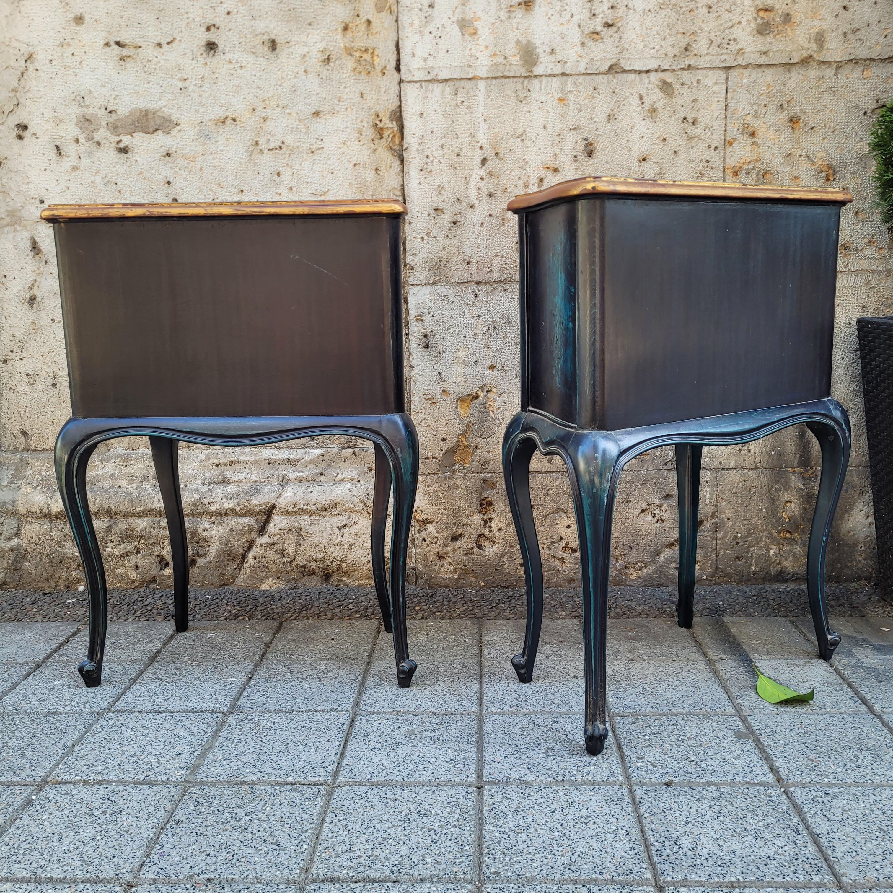 Pareja de cómodas o mesas provenzales francesas, madera negra y azul en venta 5