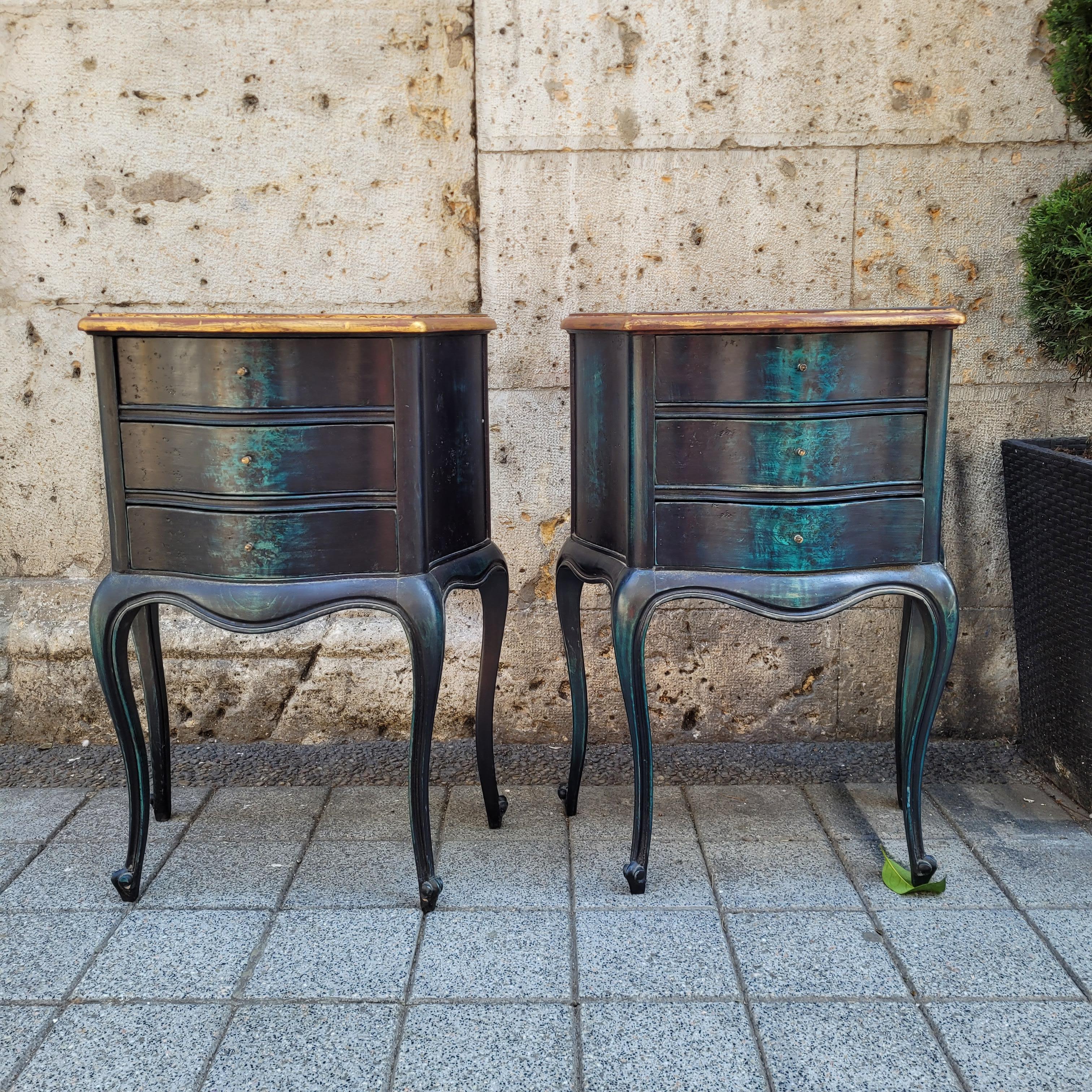 Pareja de cómodas o mesas provenzales francesas, madera negra y azul en venta 8