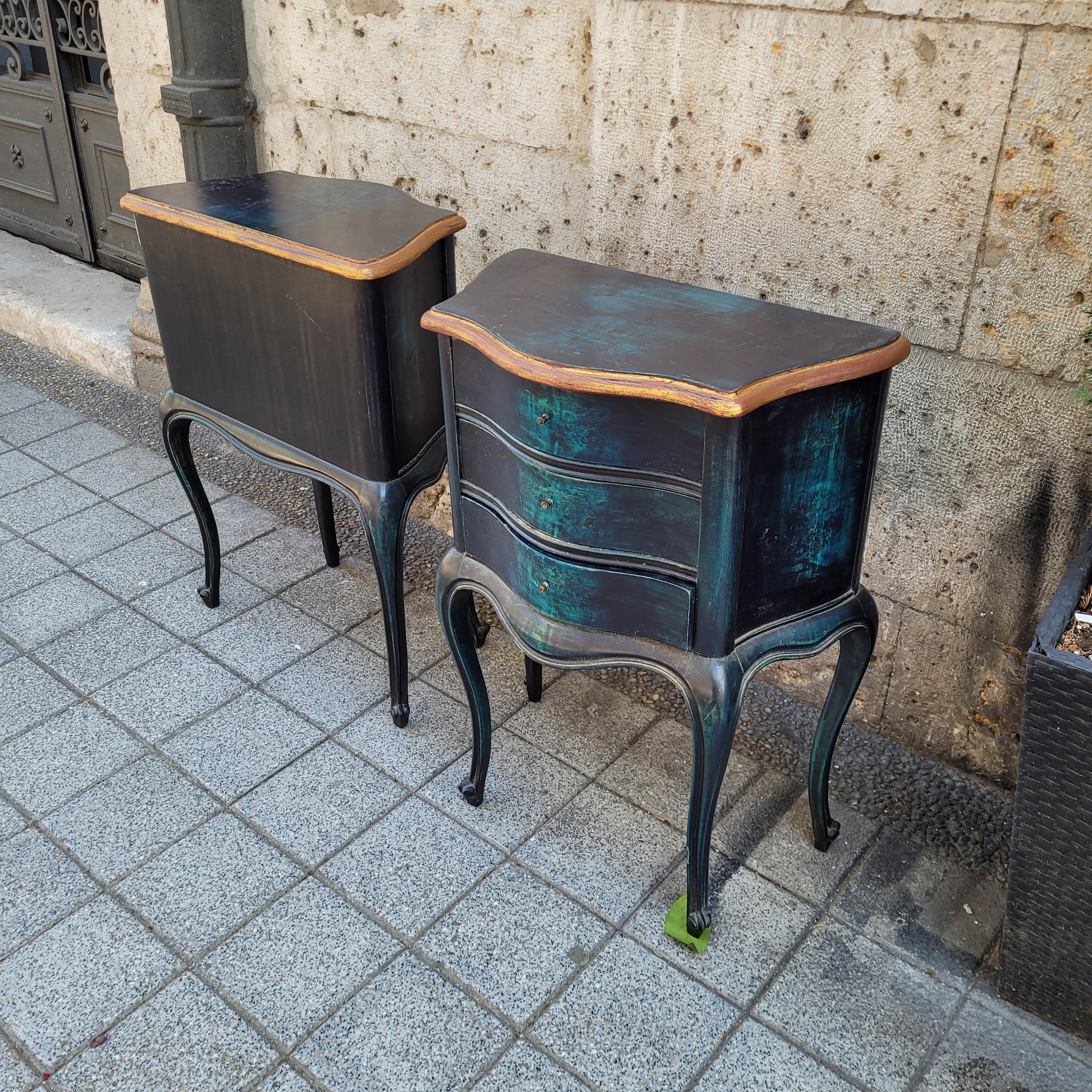 Pareja de cómodas o mesas provenzales francesas, madera negra y azul en venta 11