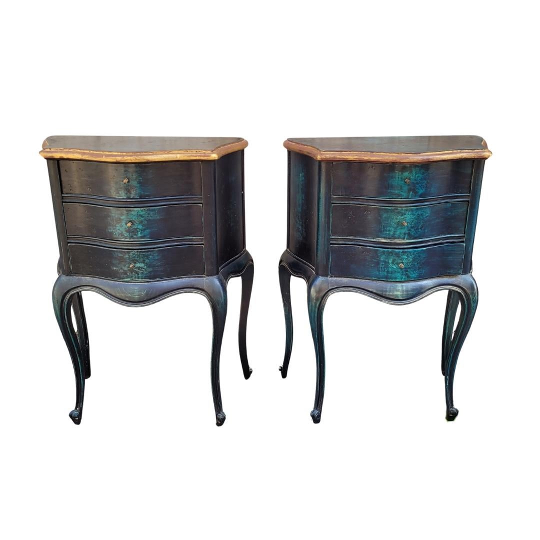 Bonito y único  par de mesitas bajas o pequeñas cómodas antiguas de roble francés.
Diseño provenzal, acabado negro con reflejos azul índigo, con efecto de madera lavada. La encimera es de madera blanqueada con perfil ondulado de madera lavada y