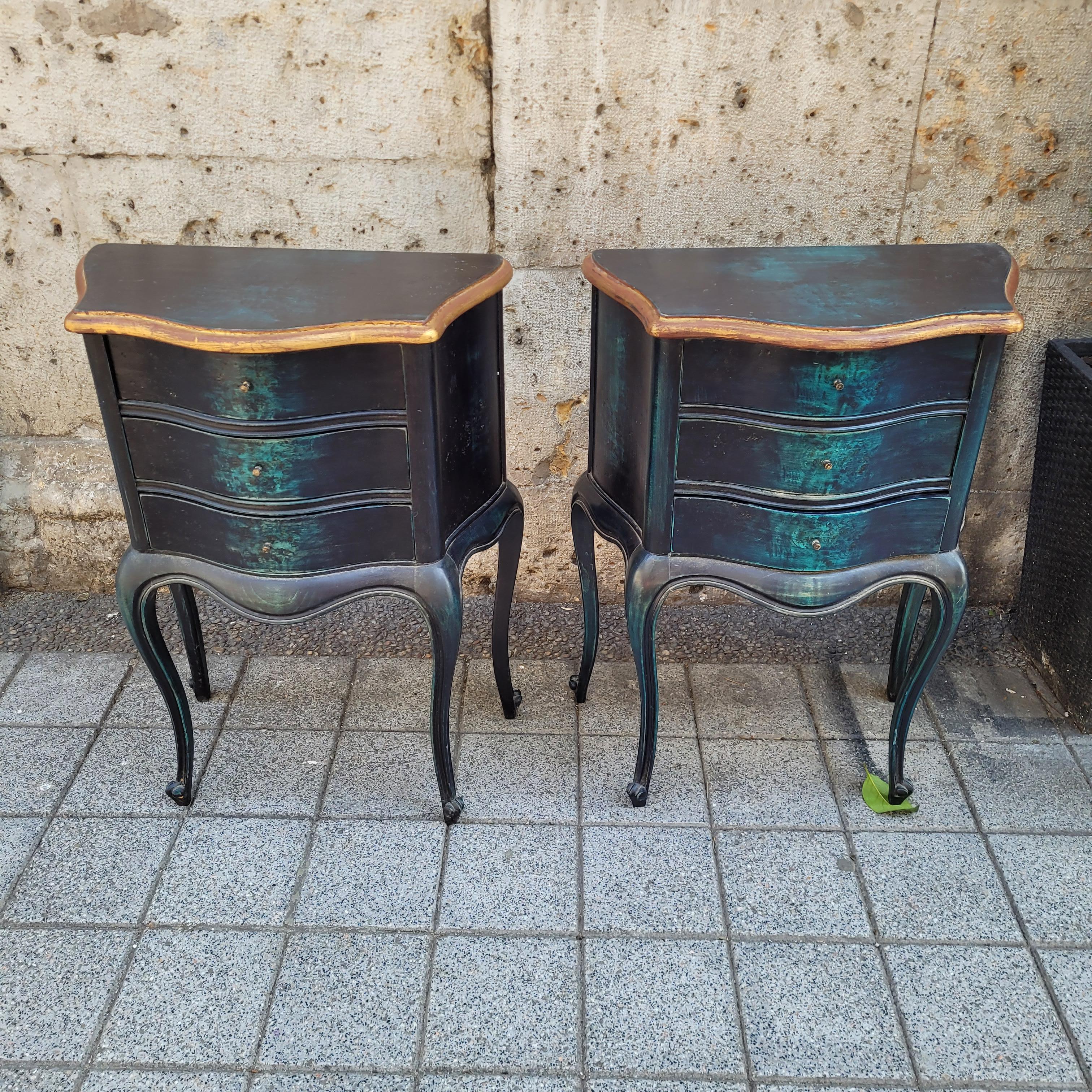 Pareja de cómodas o mesas provenzales francesas, madera negra y azul Hecho a mano en venta