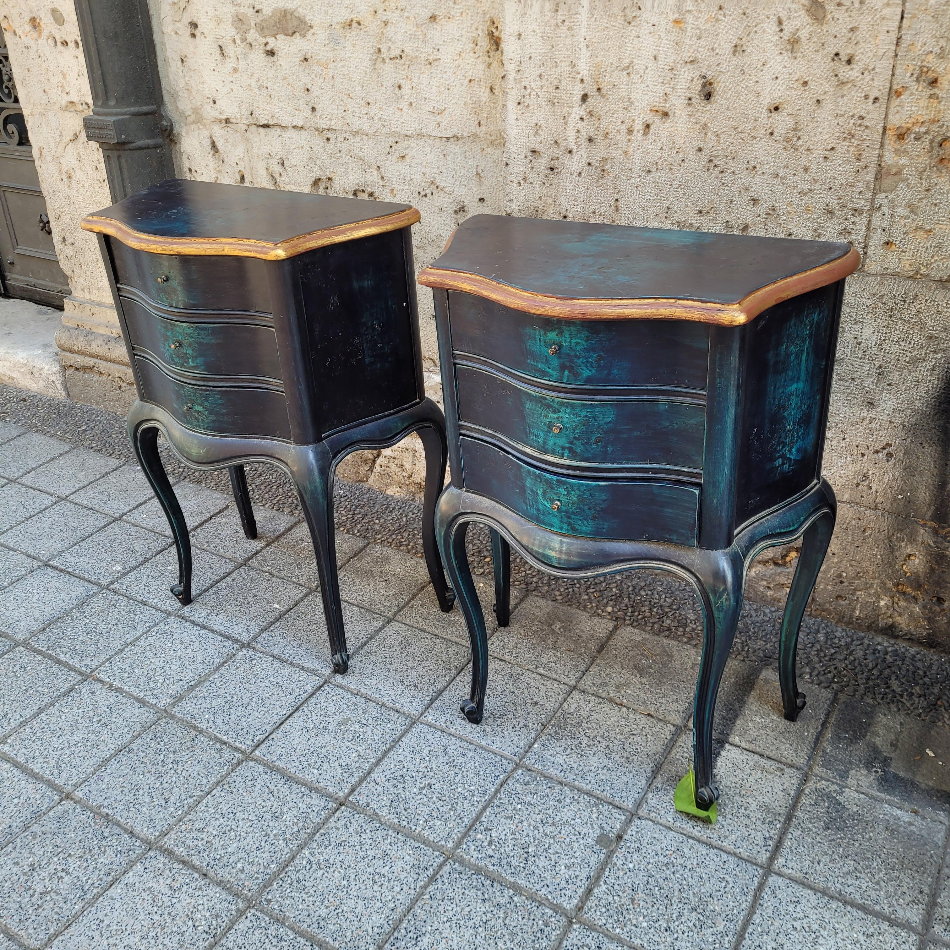 Pareja de cómodas o mesas provenzales francesas, madera negra y azul en Excelente estado para la venta en Valladolid, ES