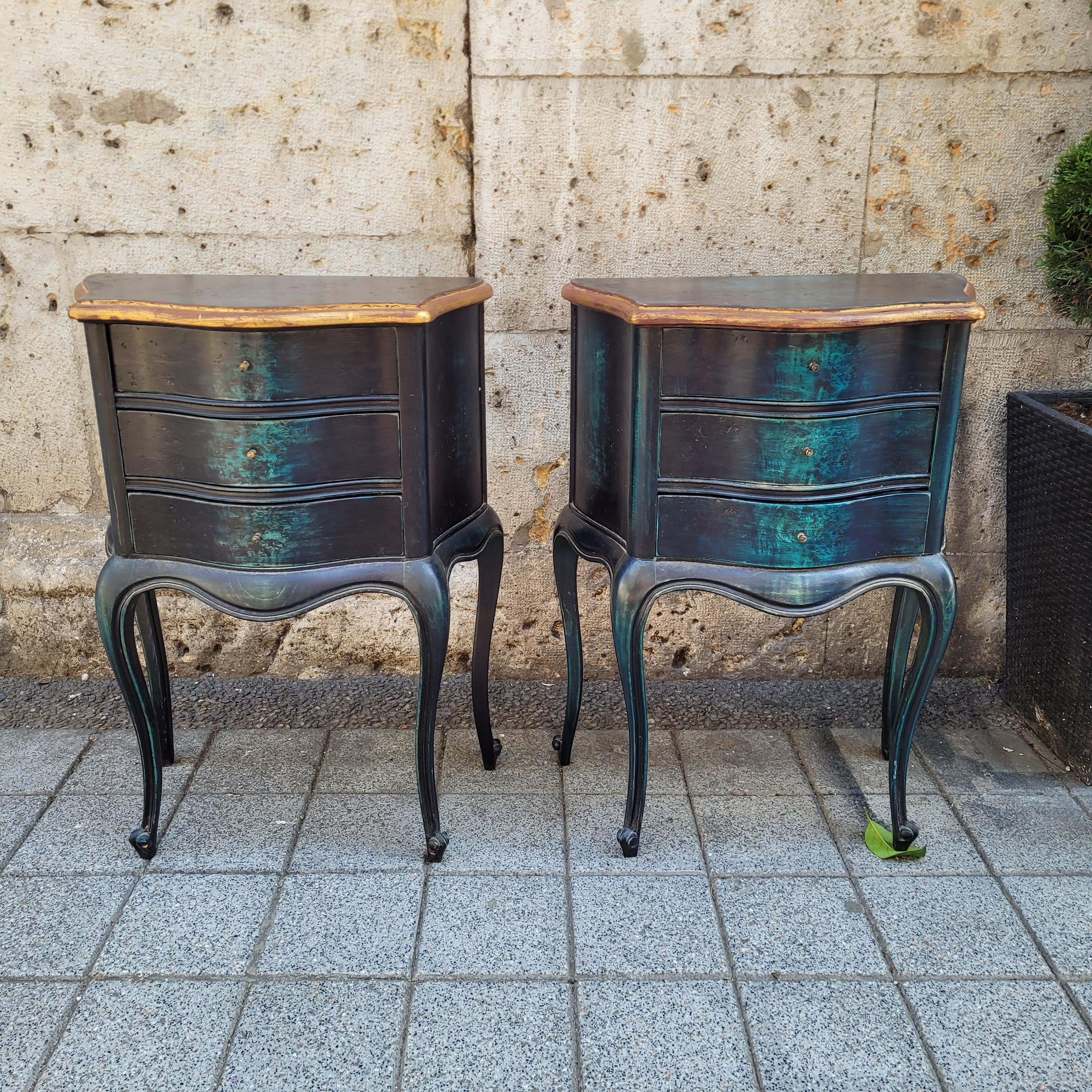 Pareja de cómodas o mesas provenzales francesas, madera negra y azul Madera en venta