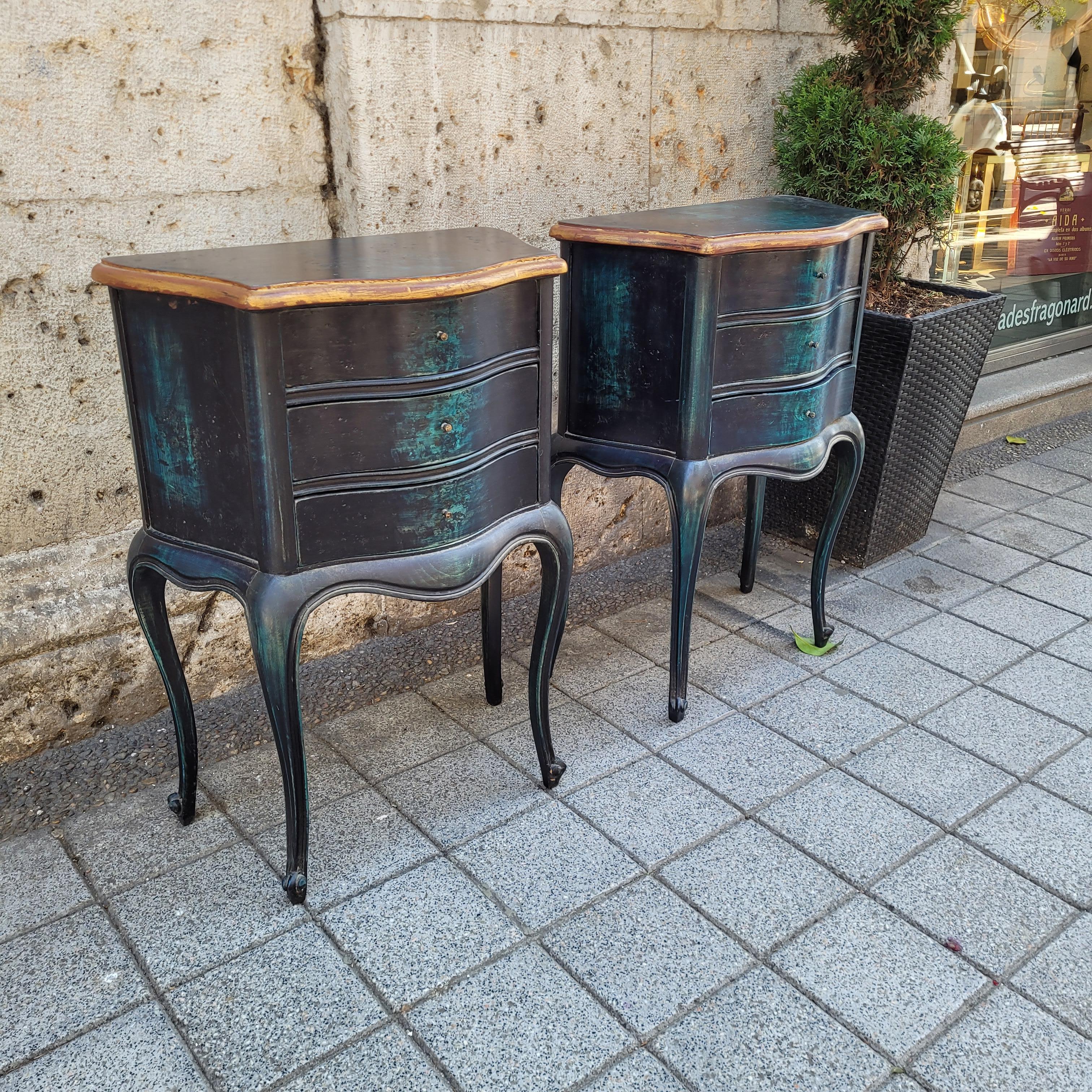 Pareja de cómodas o mesas provenzales francesas, madera negra y azul en venta 1