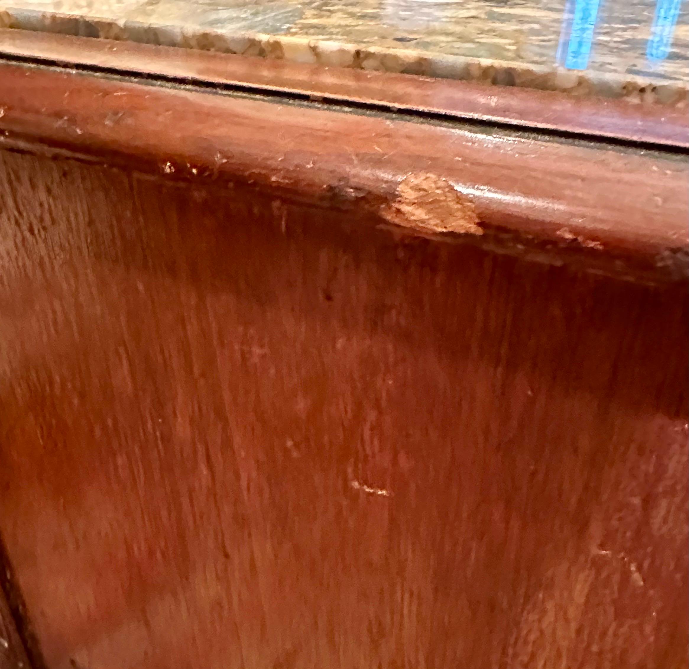 Coppia di Commodes in noce con piano in marmo di Antique French. in vendita 5
