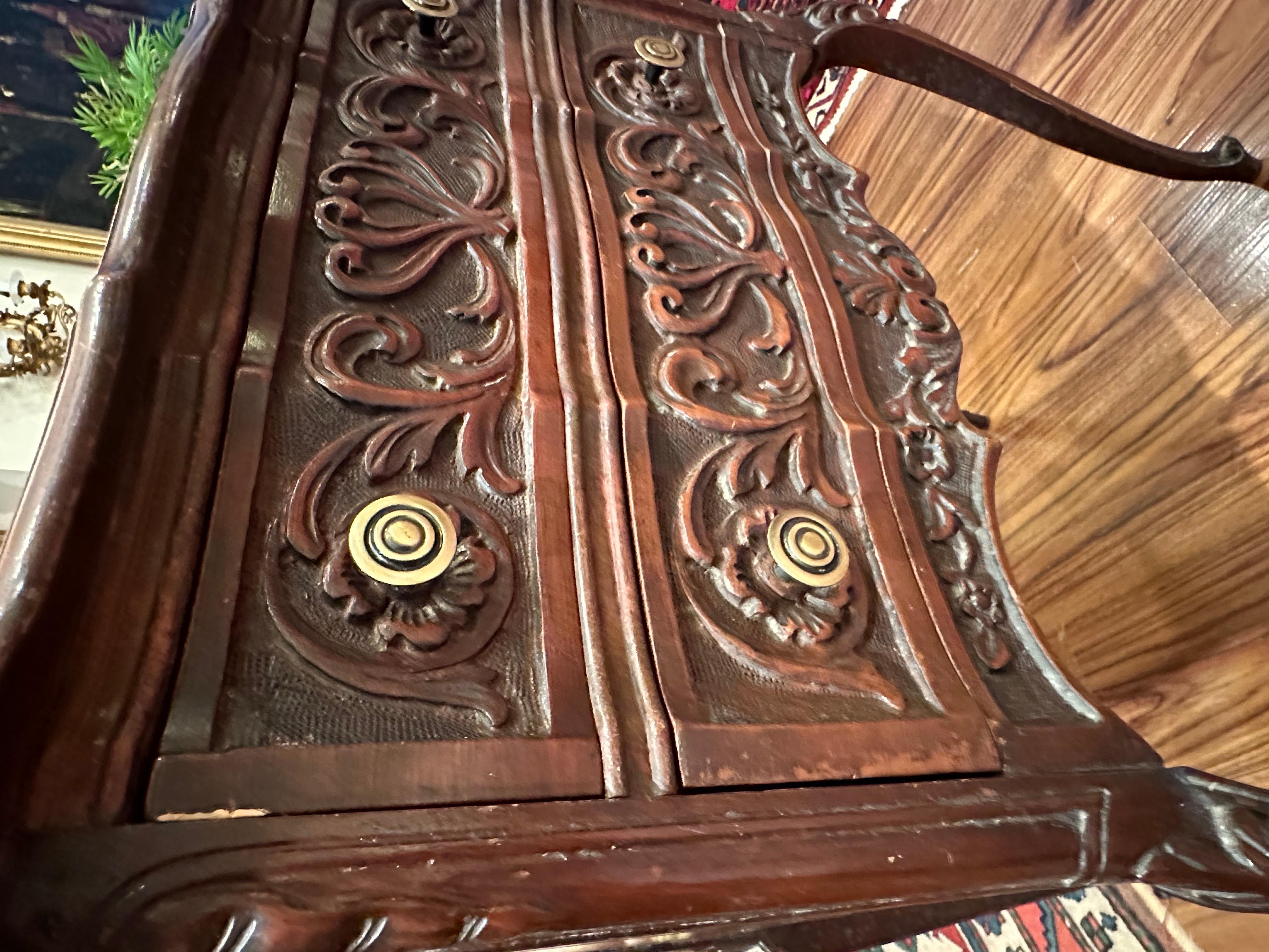 Ottone Coppia di Commodes in noce con piano in marmo di Antique French. in vendita