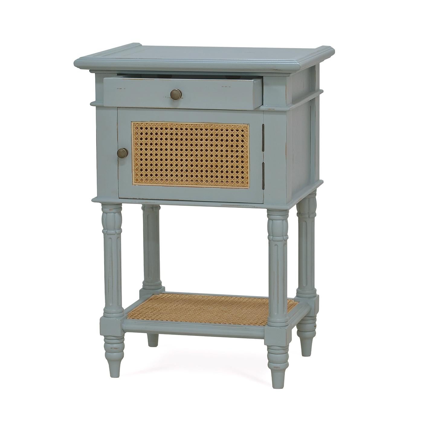 Cette pièce exquise associe un design provincial français intemporel du XVIIIe siècle à une fonctionnalité moderne. La finition peinte bleu océan légèrement usée et les détails complexes en font une pièce maîtresse remarquable qui rehausse tous les