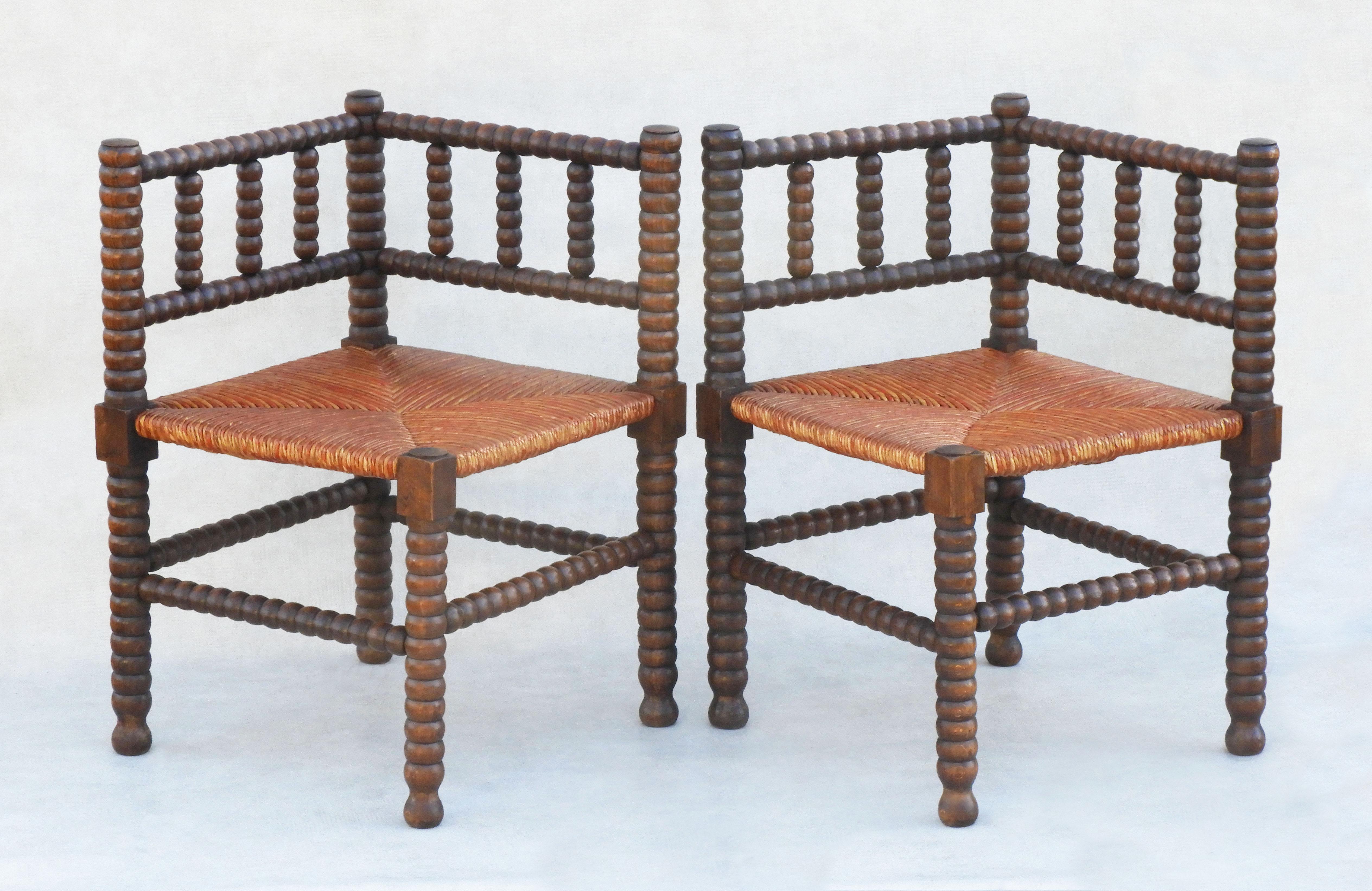 Provincial français Paire de chaises d'angle provinciales françaises en bois de broussin avec assise en jonc, vers 1900