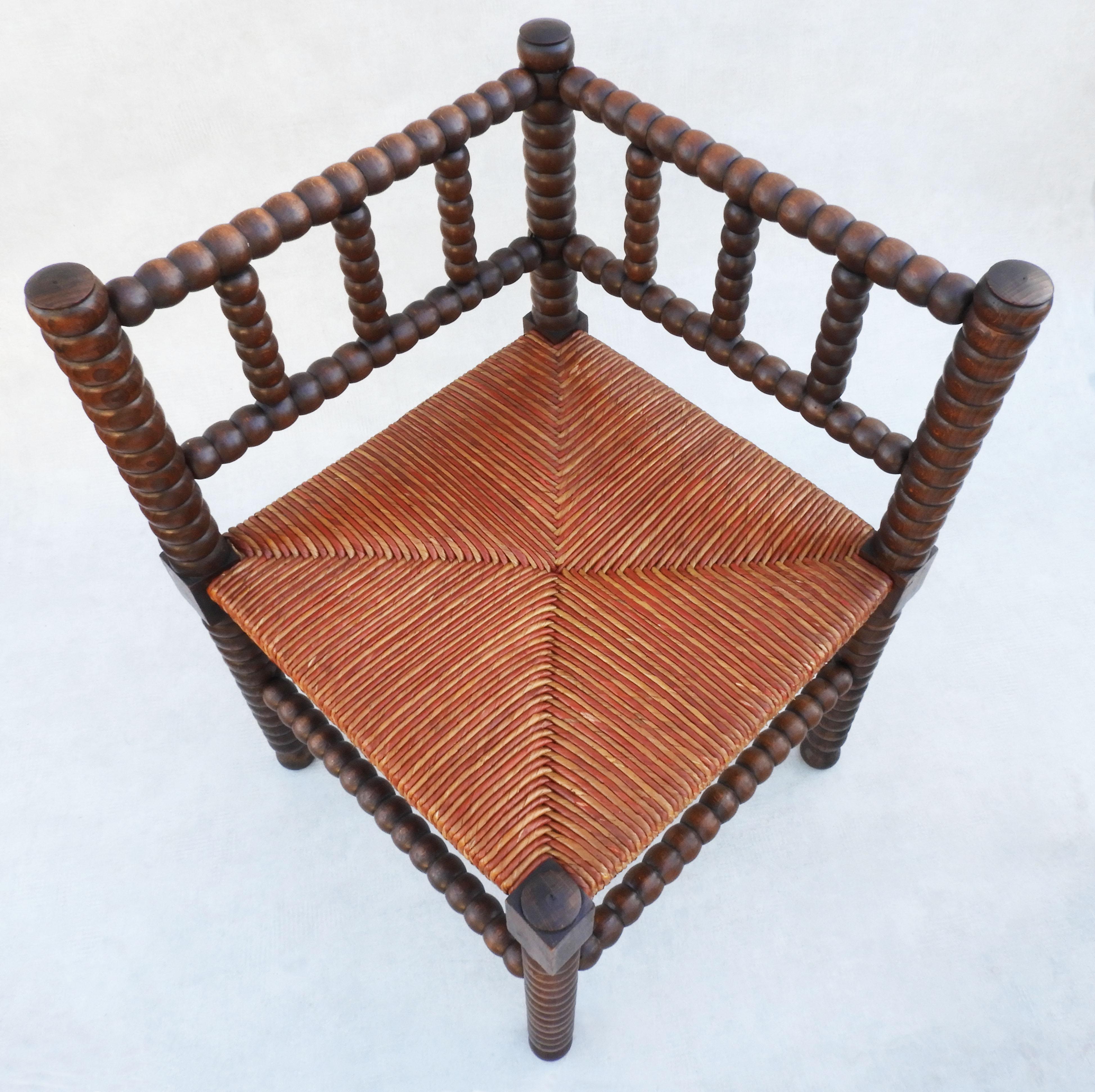 Paire de chaises d'angle provinciales françaises en bois de broussin avec assise en jonc, vers 1900 Bon état à Trensacq, FR