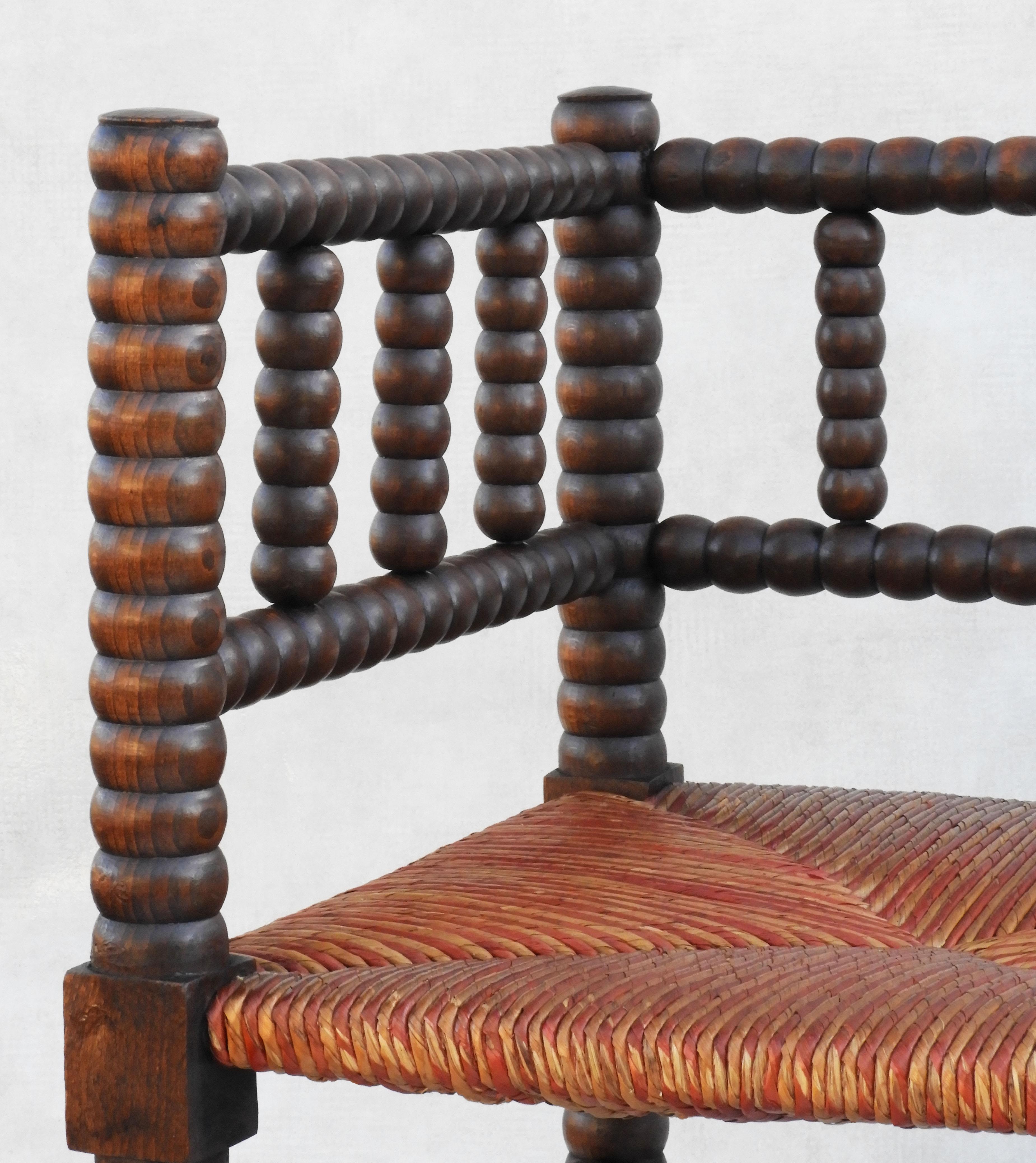 Début du 20ème siècle Paire de chaises d'angle provinciales françaises en bois de broussin avec assise en jonc, vers 1900