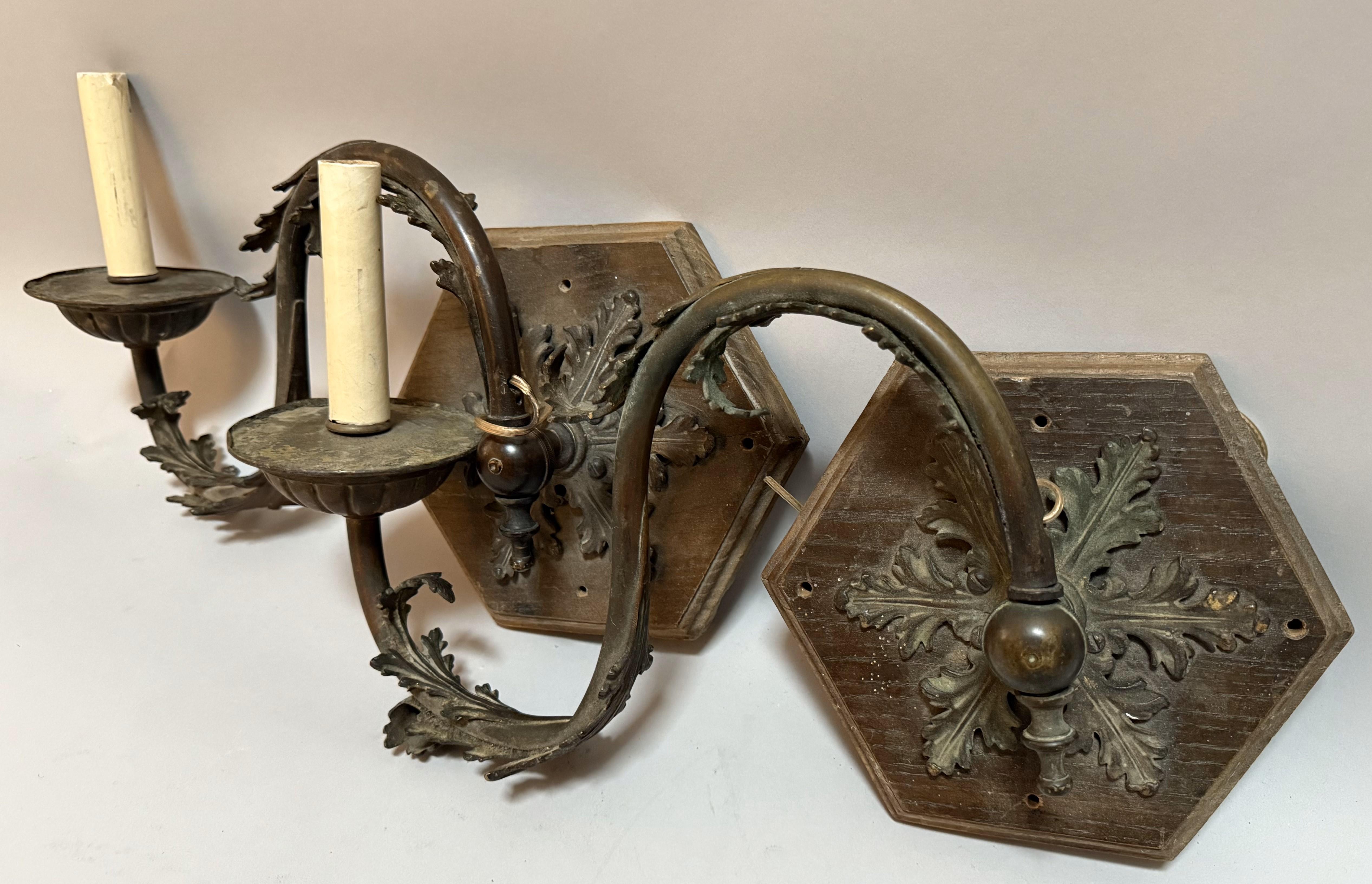 Sculpté Paire d'appliques murales en bronze de style provincial français avec ornements en forme de feuilles en vente