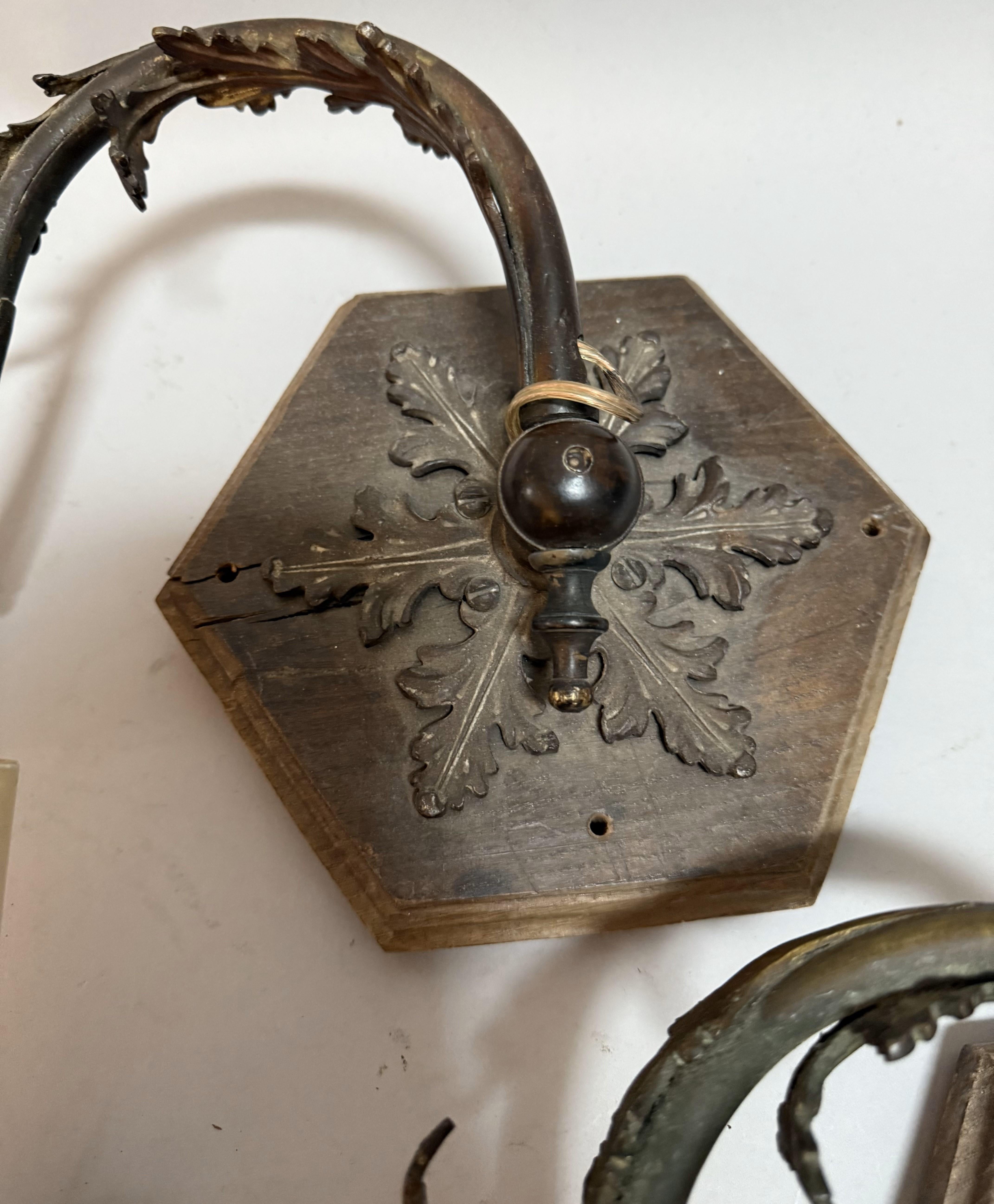 XIXe siècle Paire d'appliques murales en bronze de style provincial français avec ornements en forme de feuilles en vente