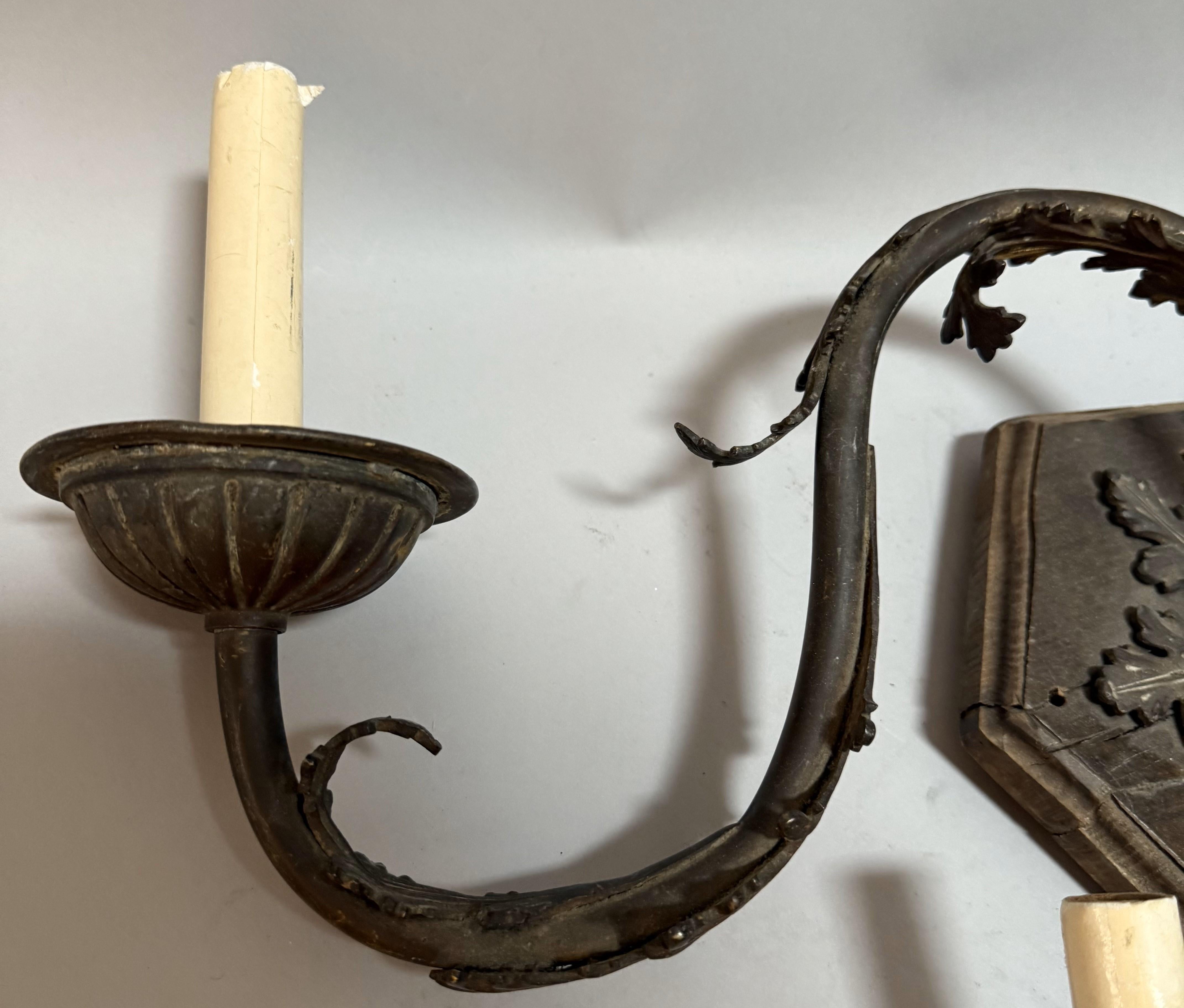Métal Paire d'appliques murales en bronze de style provincial français avec ornements en forme de feuilles en vente
