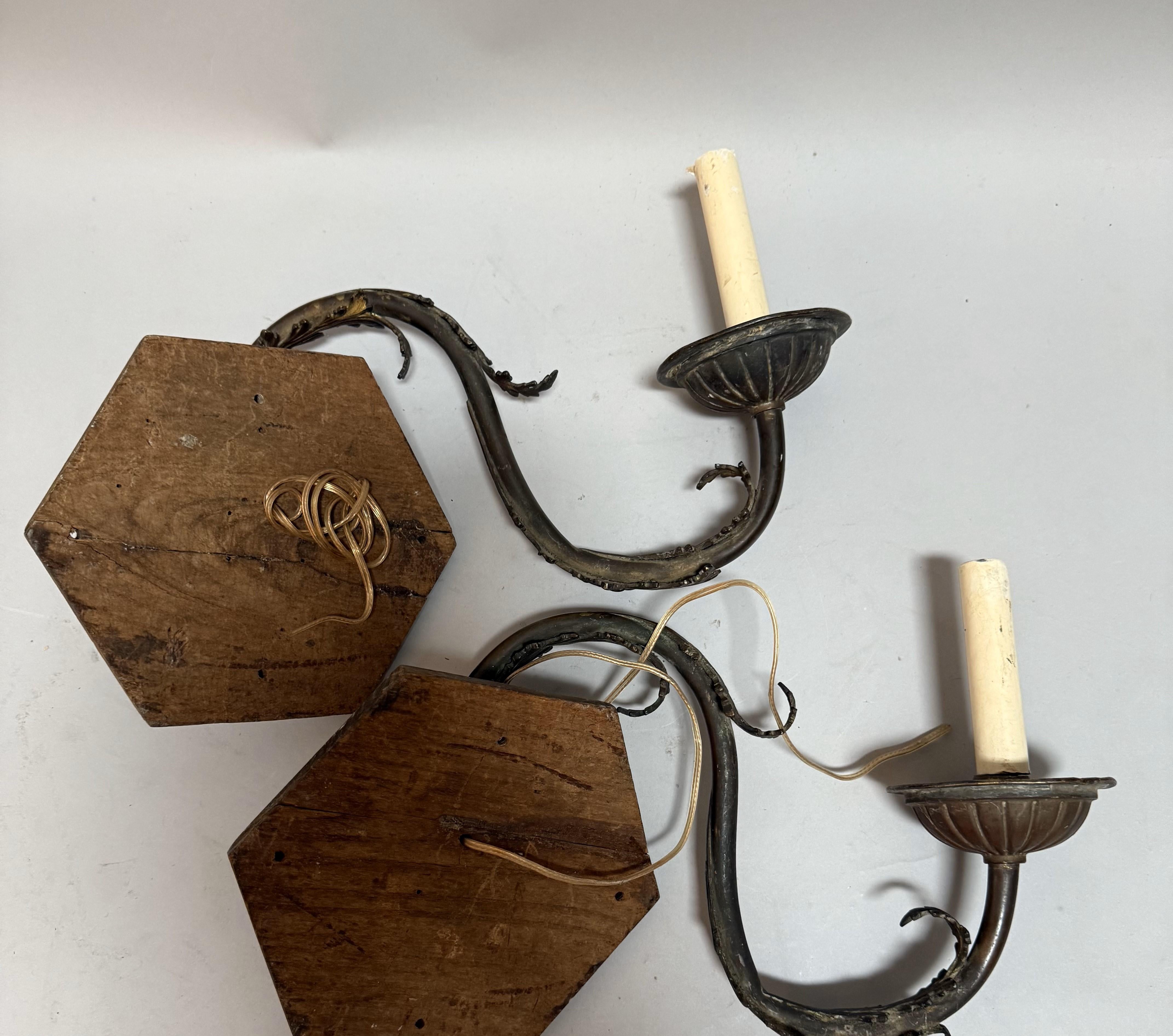 Paire d'appliques murales en bronze de style provincial français avec ornements en forme de feuilles en vente 1