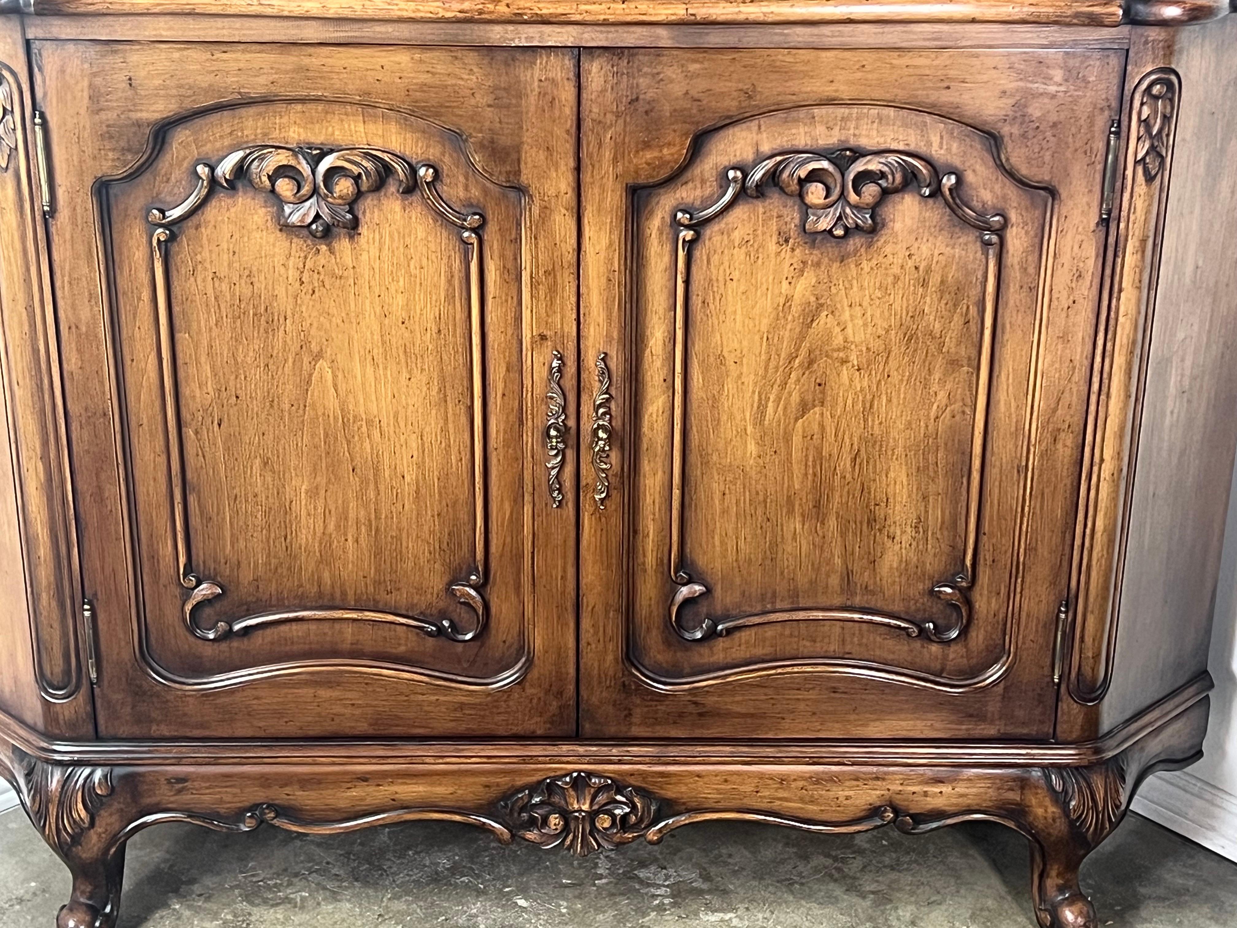 Pair of French Provincial Corner Cabinets C. 1940s In Good Condition In Los Angeles, CA