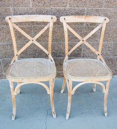 Paar französische Provence-Sessel im Landhausstil im Used-Stil