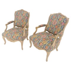 Coppia di poltrone decorative provinciali francesi con motivo floreale intagliato MINT