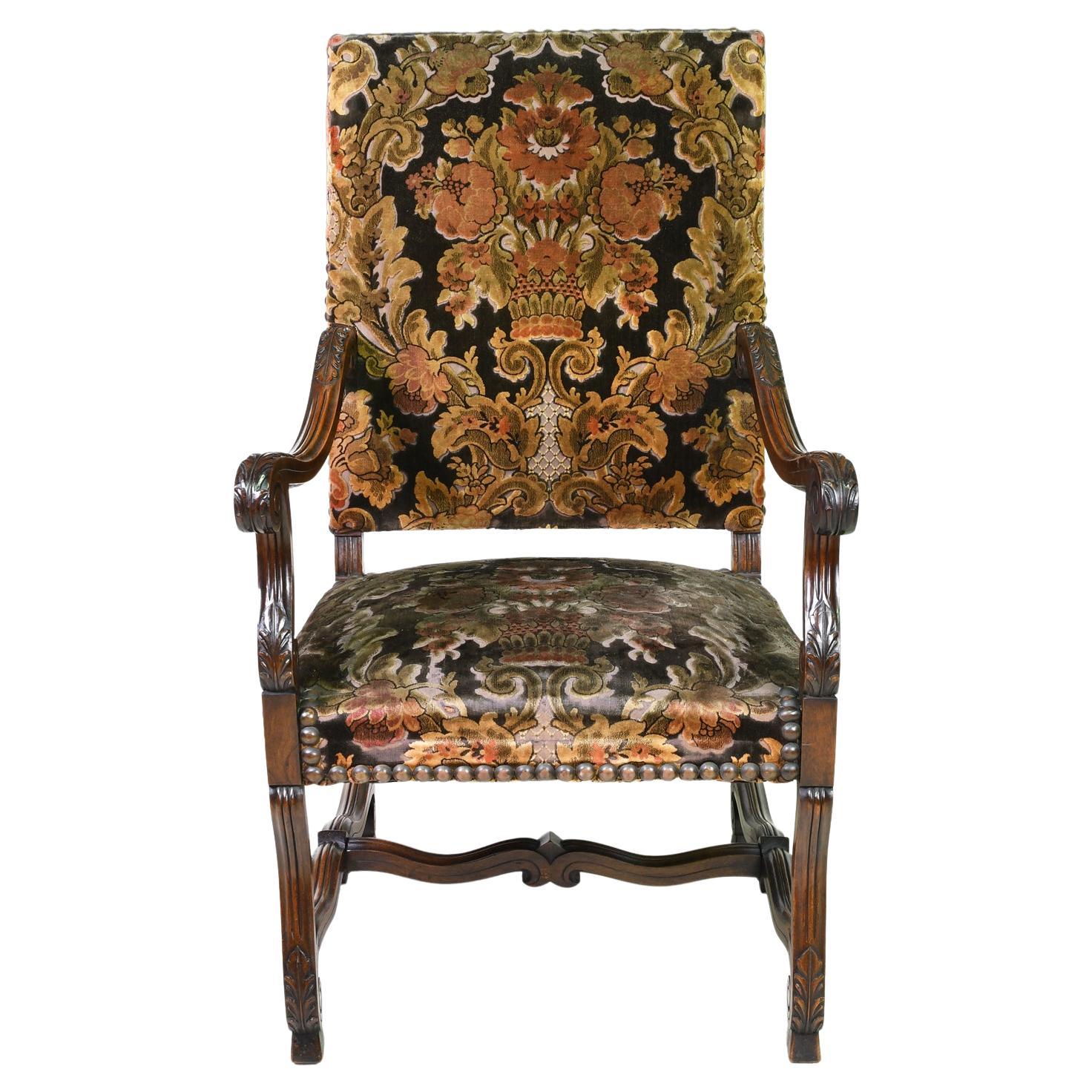 A pair of French provincial, Louis XIV-style fauteuils à la reine in walnut with carved acanthus scrolled arms, 