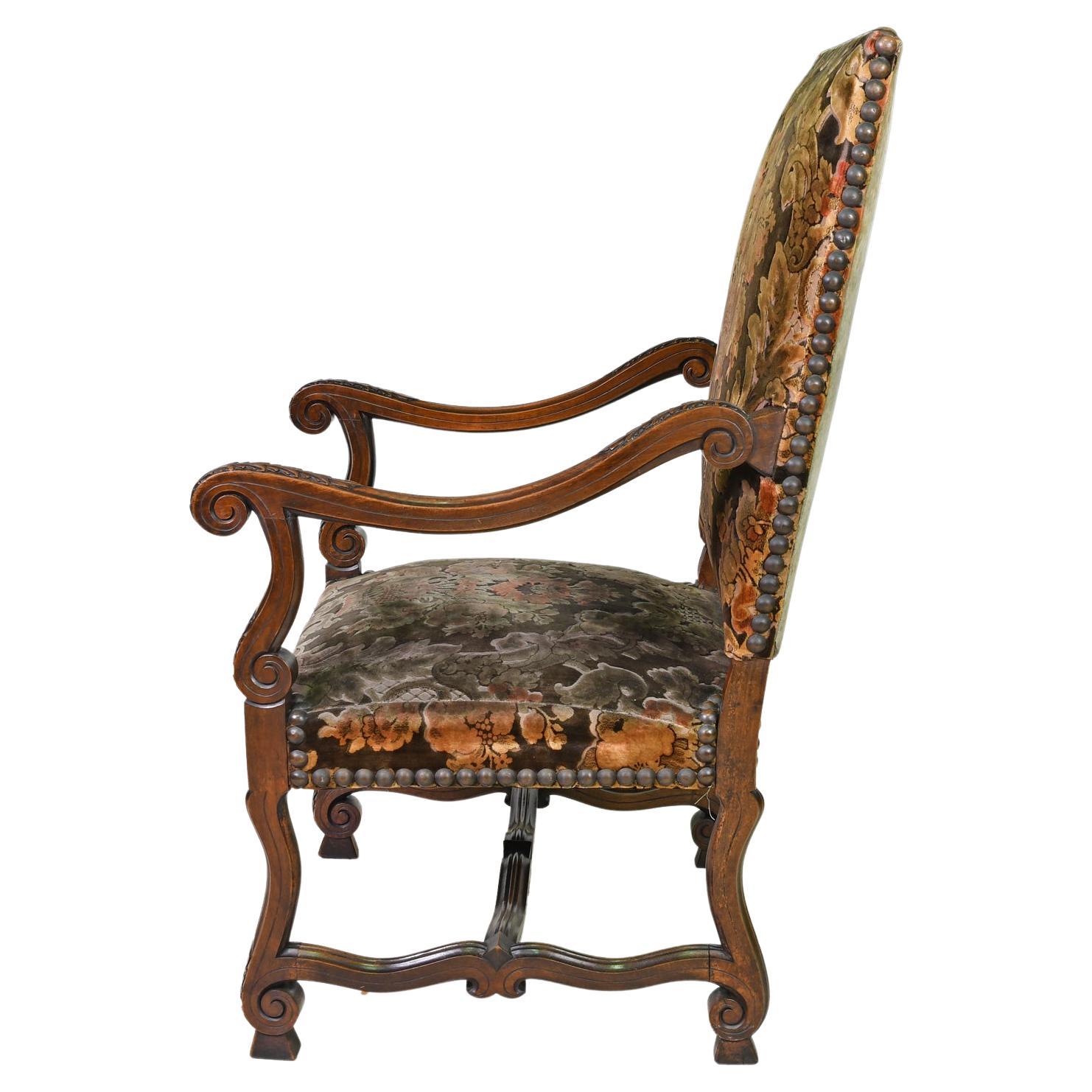 Hand-Carved Pair of French Provincial Fauteuils à la Reine Armchairs in Walnut For Sale