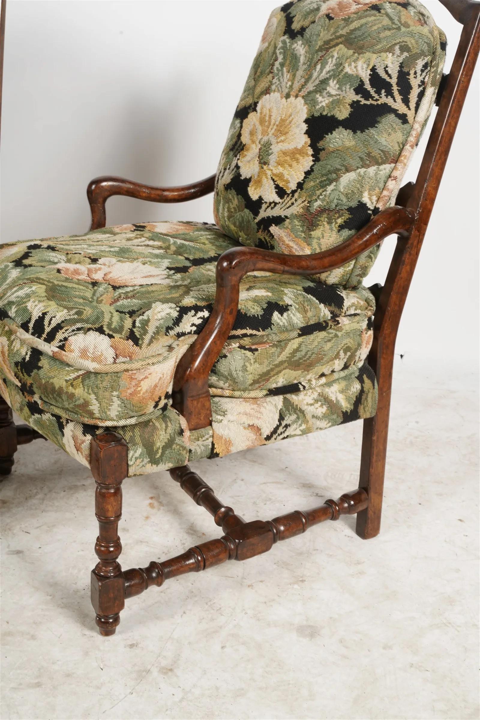 Paire de fauteuils provincial français tapissés en bois fruitier, fin du 20ème siècle en vente 3