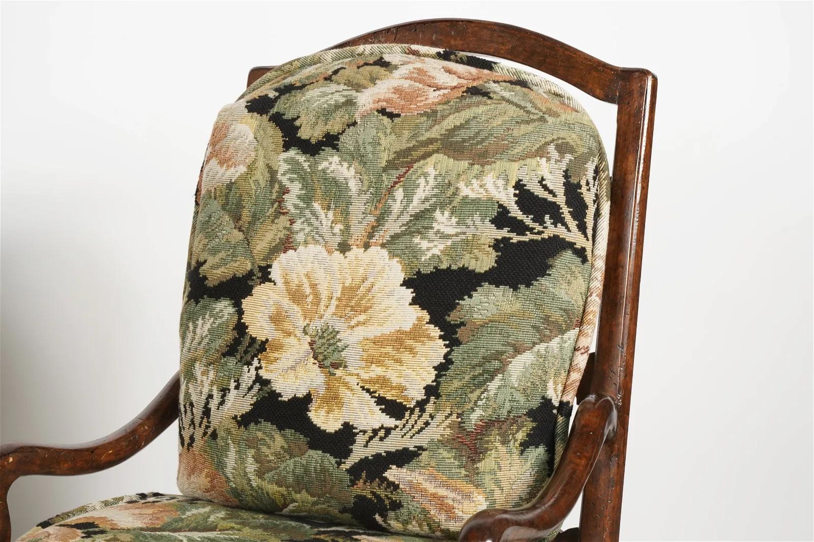 Provincial français Paire de fauteuils provincial français tapissés en bois fruitier, fin du 20ème siècle en vente