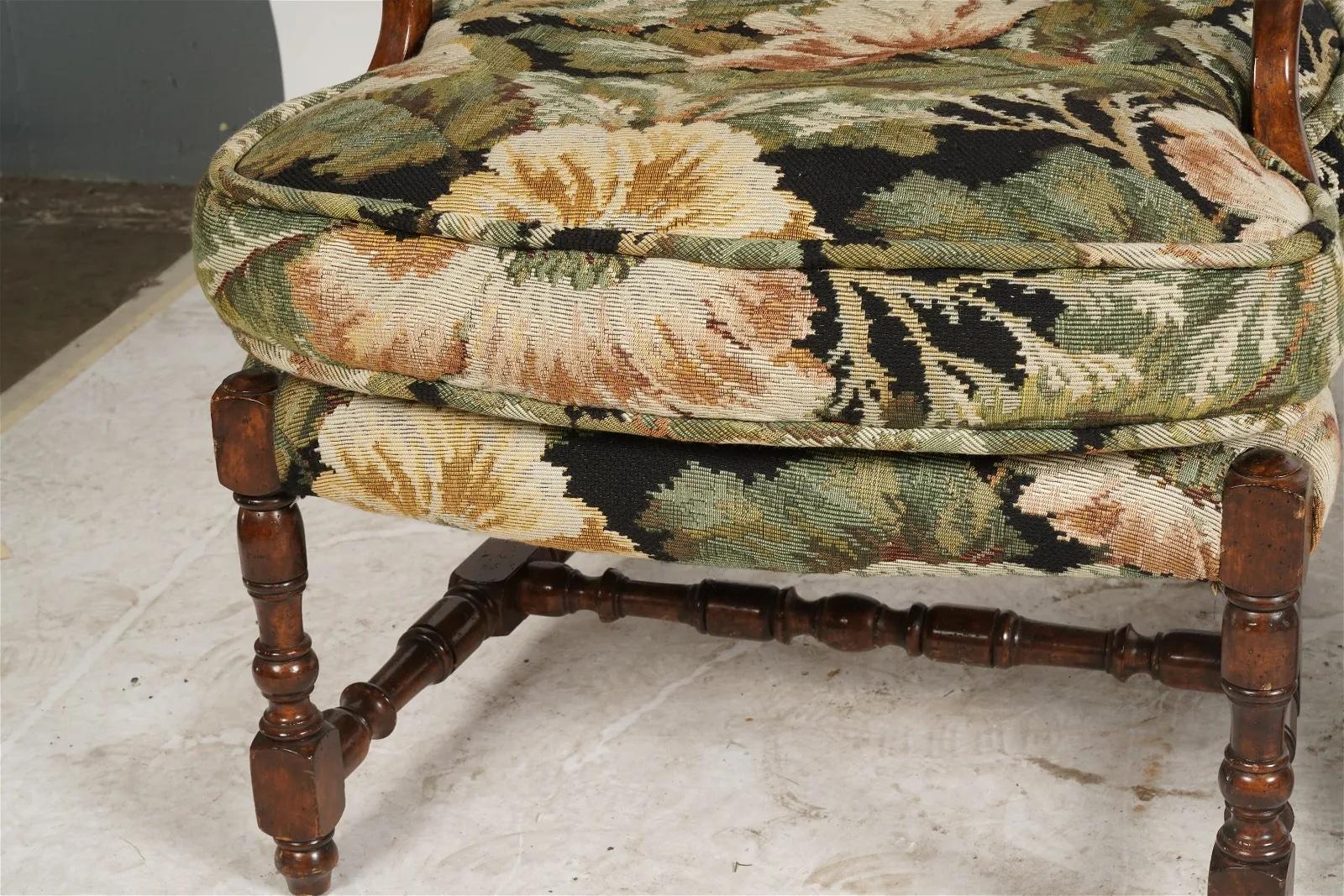 Tissu Paire de fauteuils provincial français tapissés en bois fruitier, fin du 20ème siècle en vente