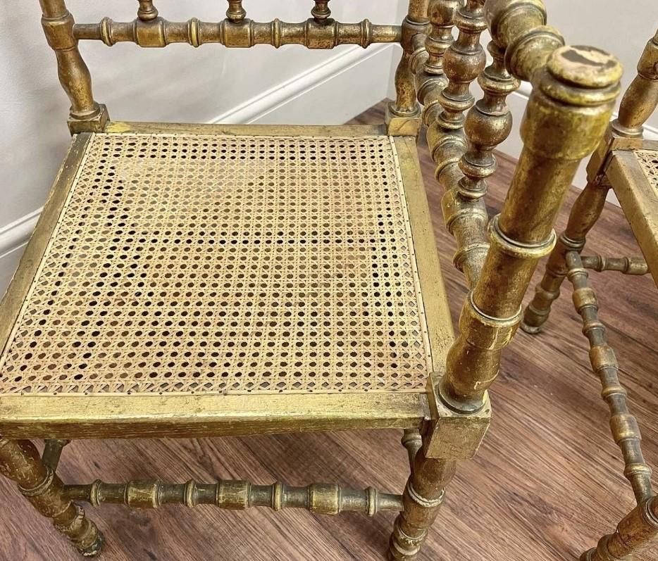 Paire de chaises bobine provinciales françaises dorées et sculptées à la main avec sièges en rotin tressé 1