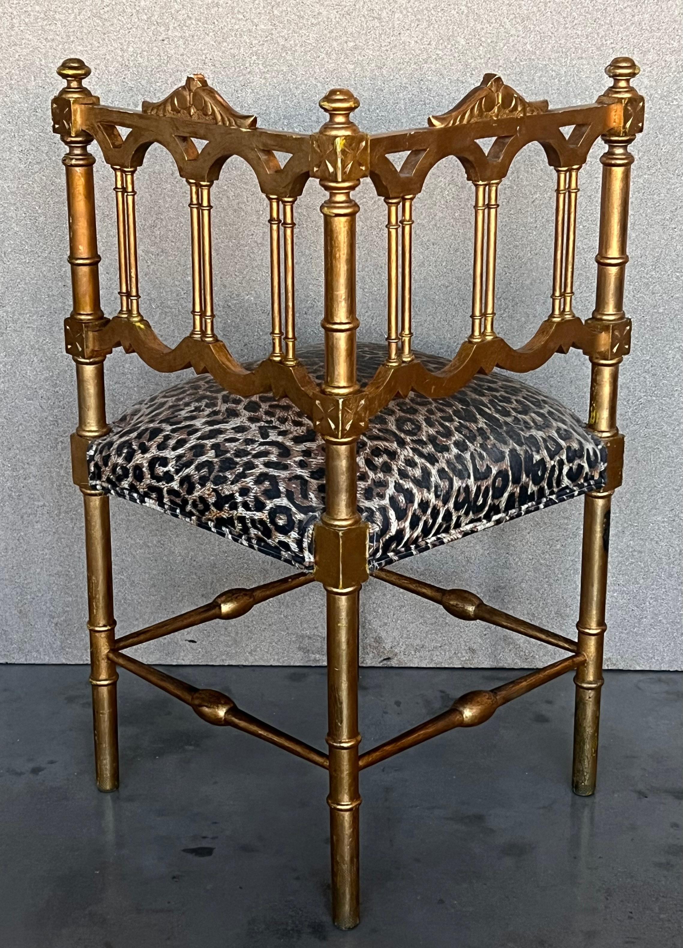Paire de chaises d'angle en bois doré de style provincial français, vers 1900 en vente 5