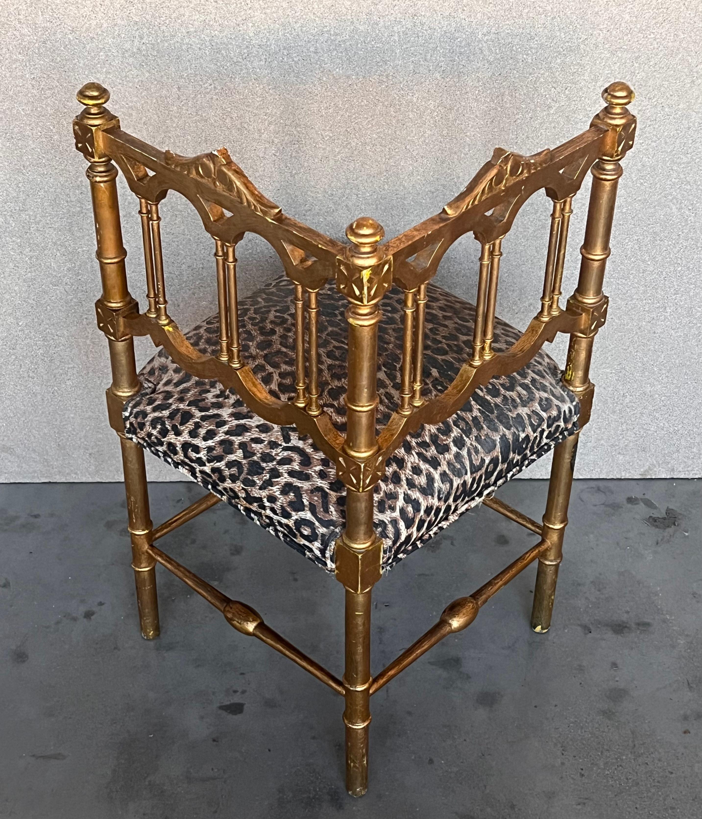 Paire de chaises d'angle en bois doré de style provincial français, vers 1900 en vente 6
