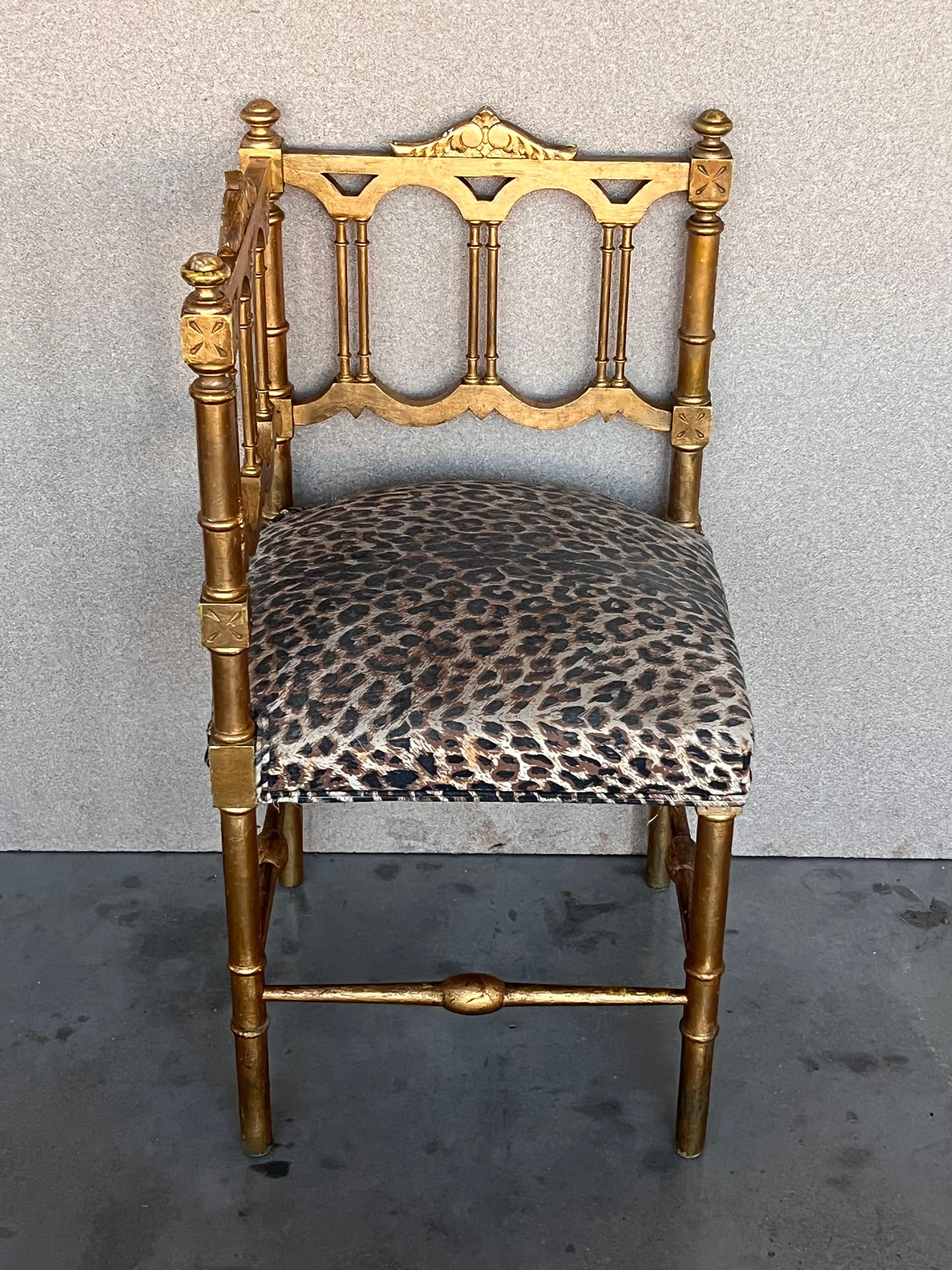 Français Paire de chaises d'angle en bois doré de style provincial français, vers 1900 en vente