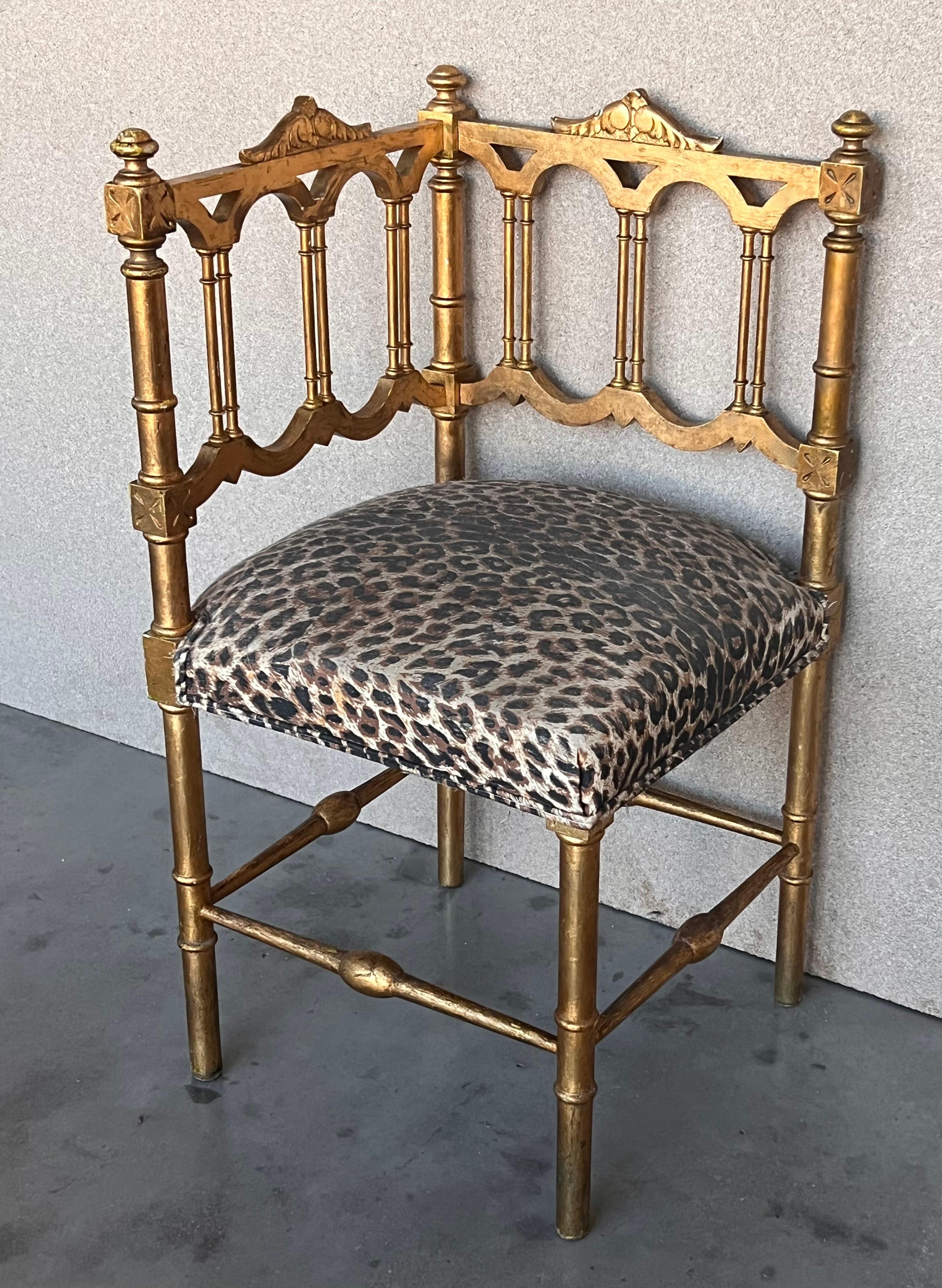 Paire de chaises d'angle en bois doré de style provincial français, vers 1900 Bon état - En vente à Miami, FL