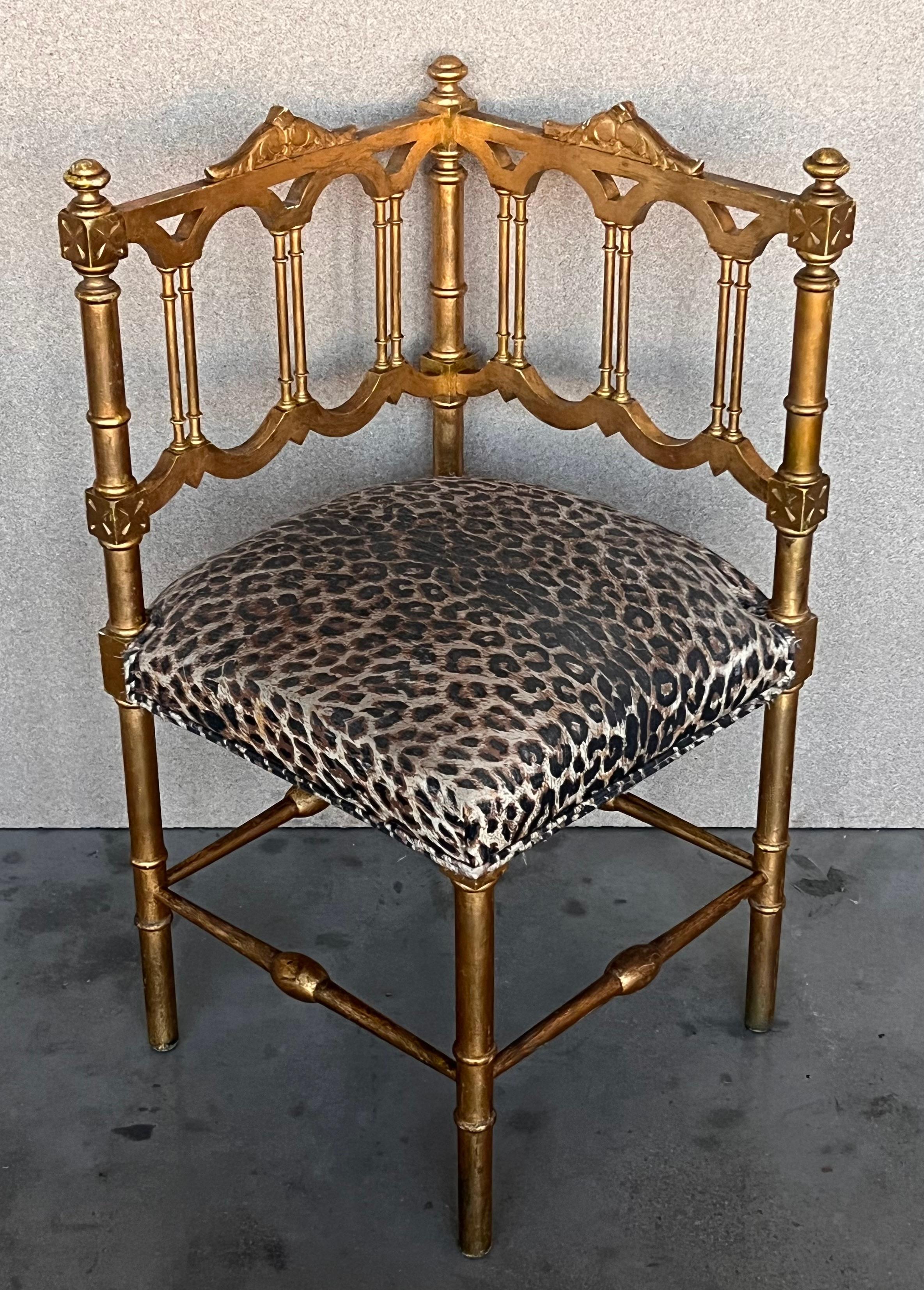XIXe siècle Paire de chaises d'angle en bois doré de style provincial français, vers 1900 en vente