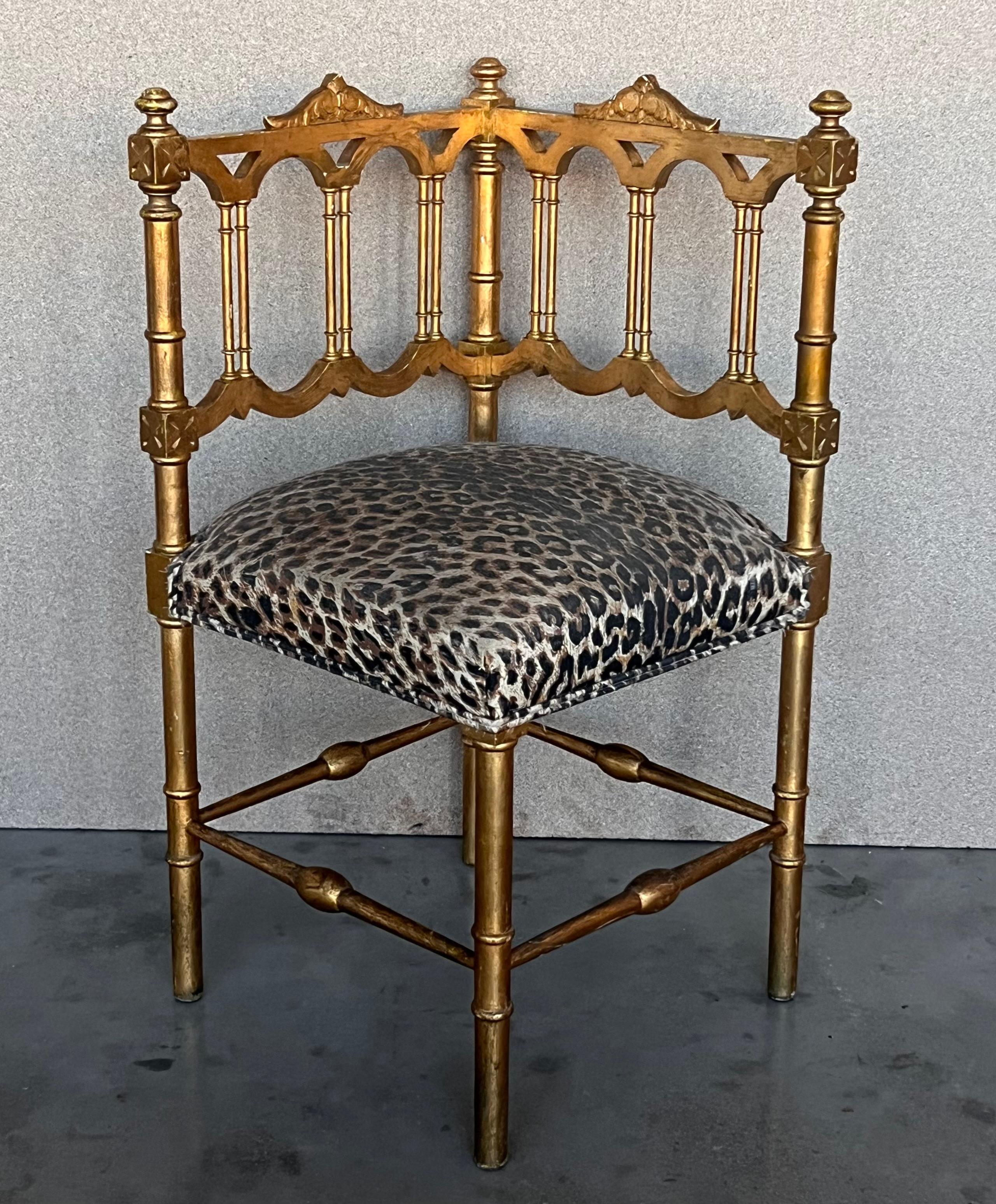 Noyer Paire de chaises d'angle en bois doré de style provincial français, vers 1900 en vente
