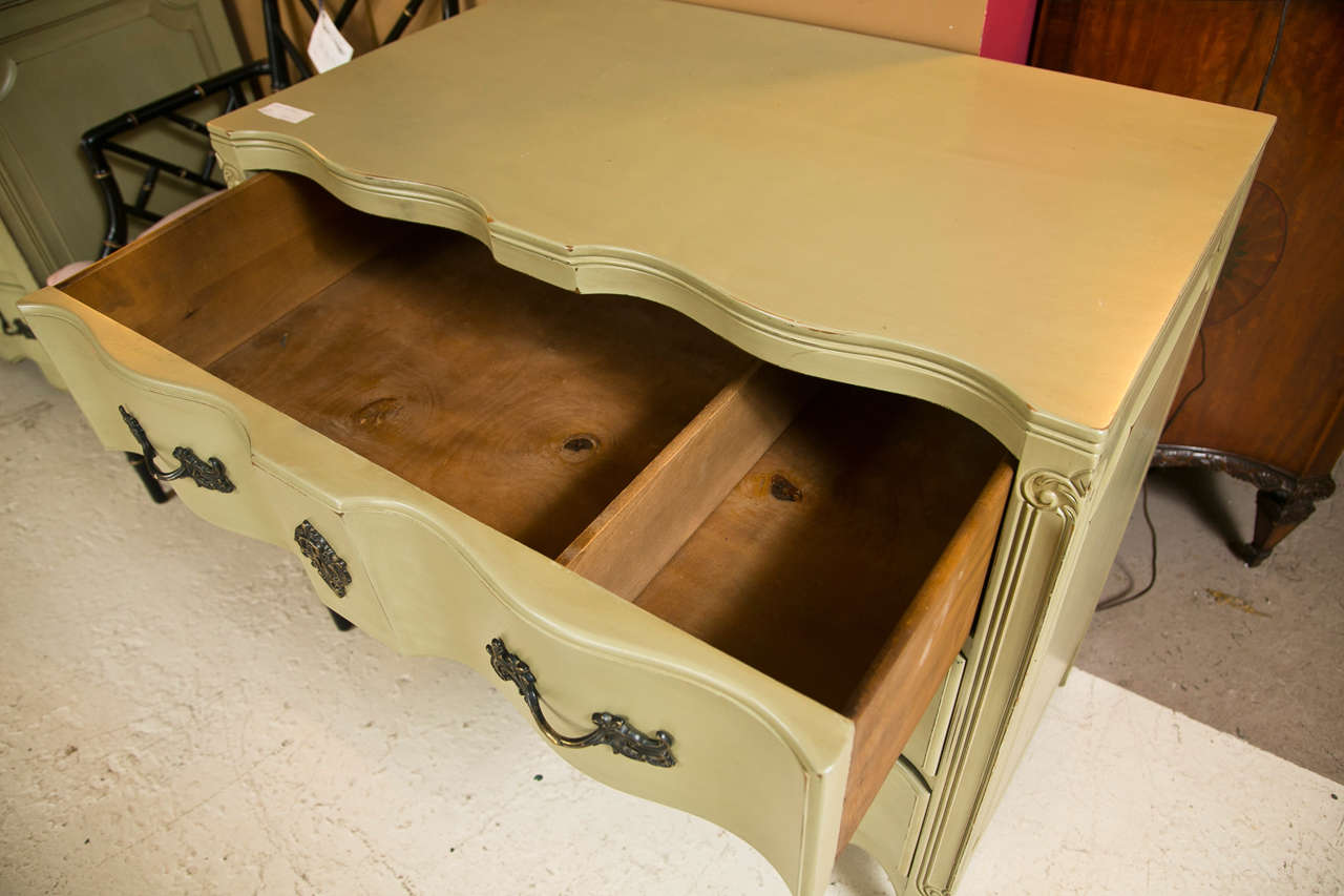 Pair of French Provincial Green Painted Chests of Drawers with Serpentine Top In Good Condition In Stamford, CT