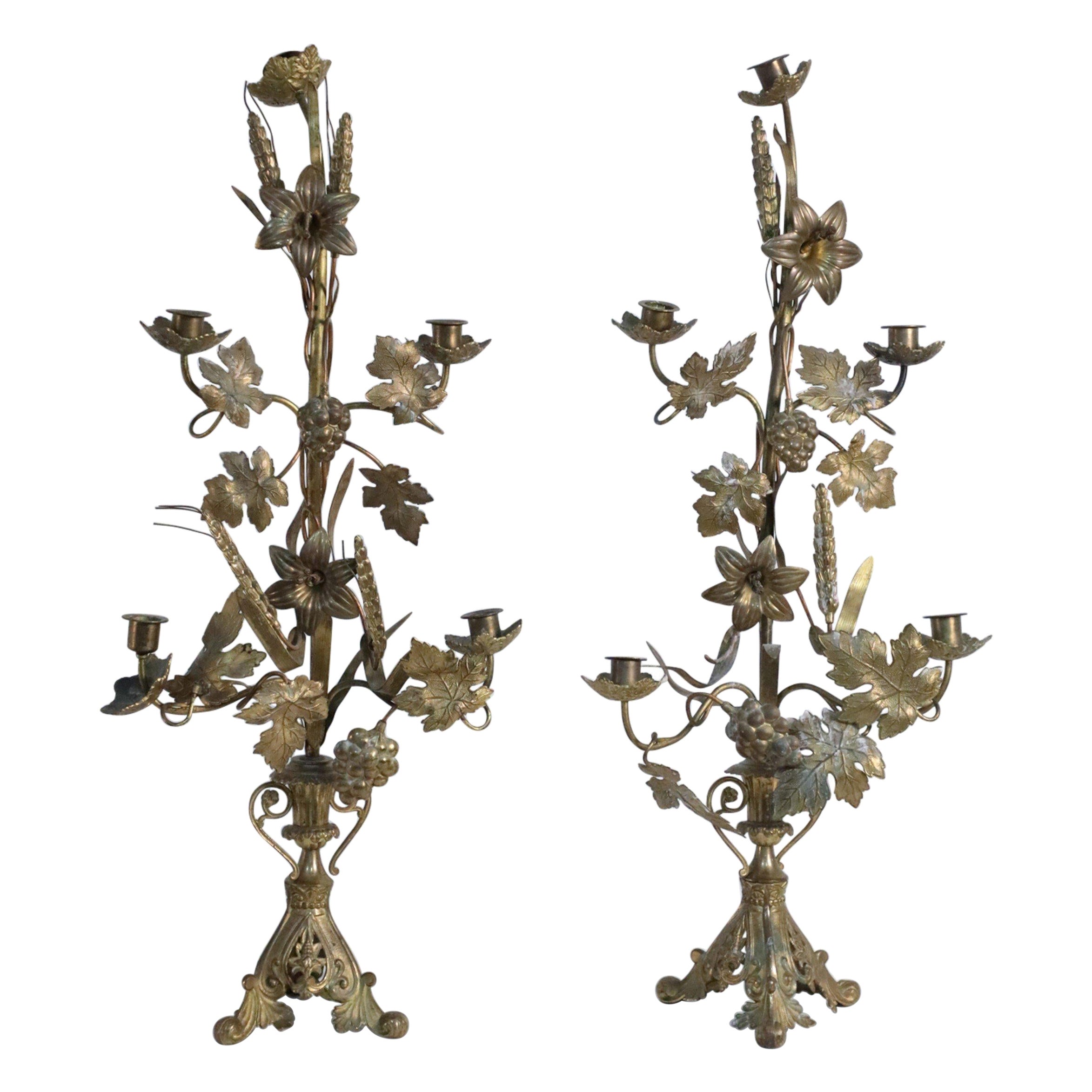 Pareja de candelabros provinciales franceses de bronce con motivos de la vendimia
