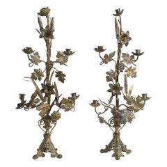 Pareja de candelabros provinciales franceses de bronce con motivos de la vendimia
