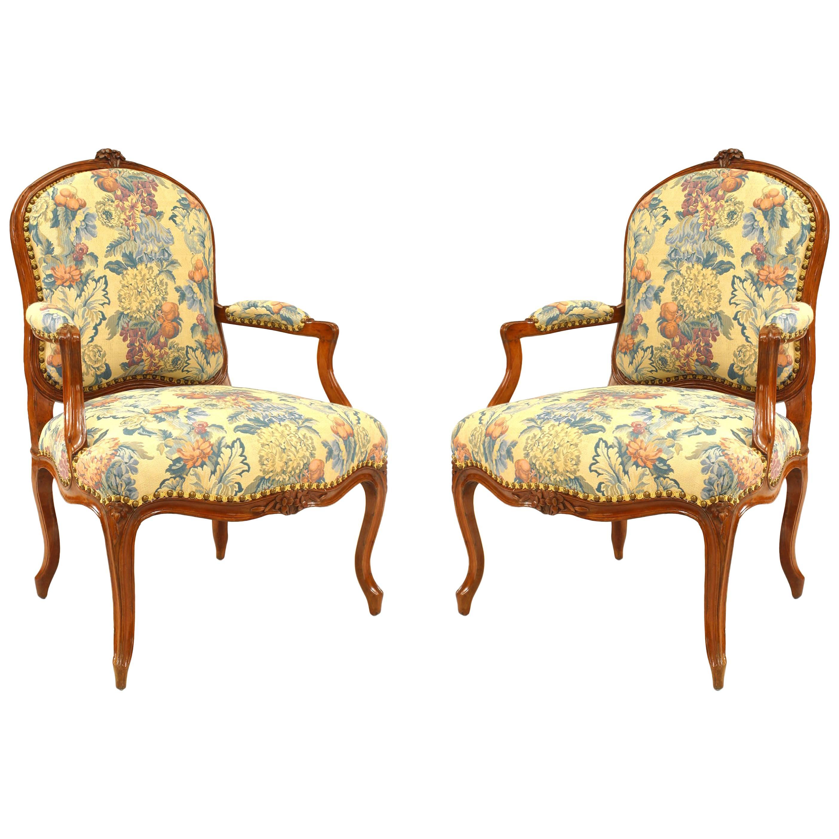Paire de fauteuils à fleurs de style provincial français en vente