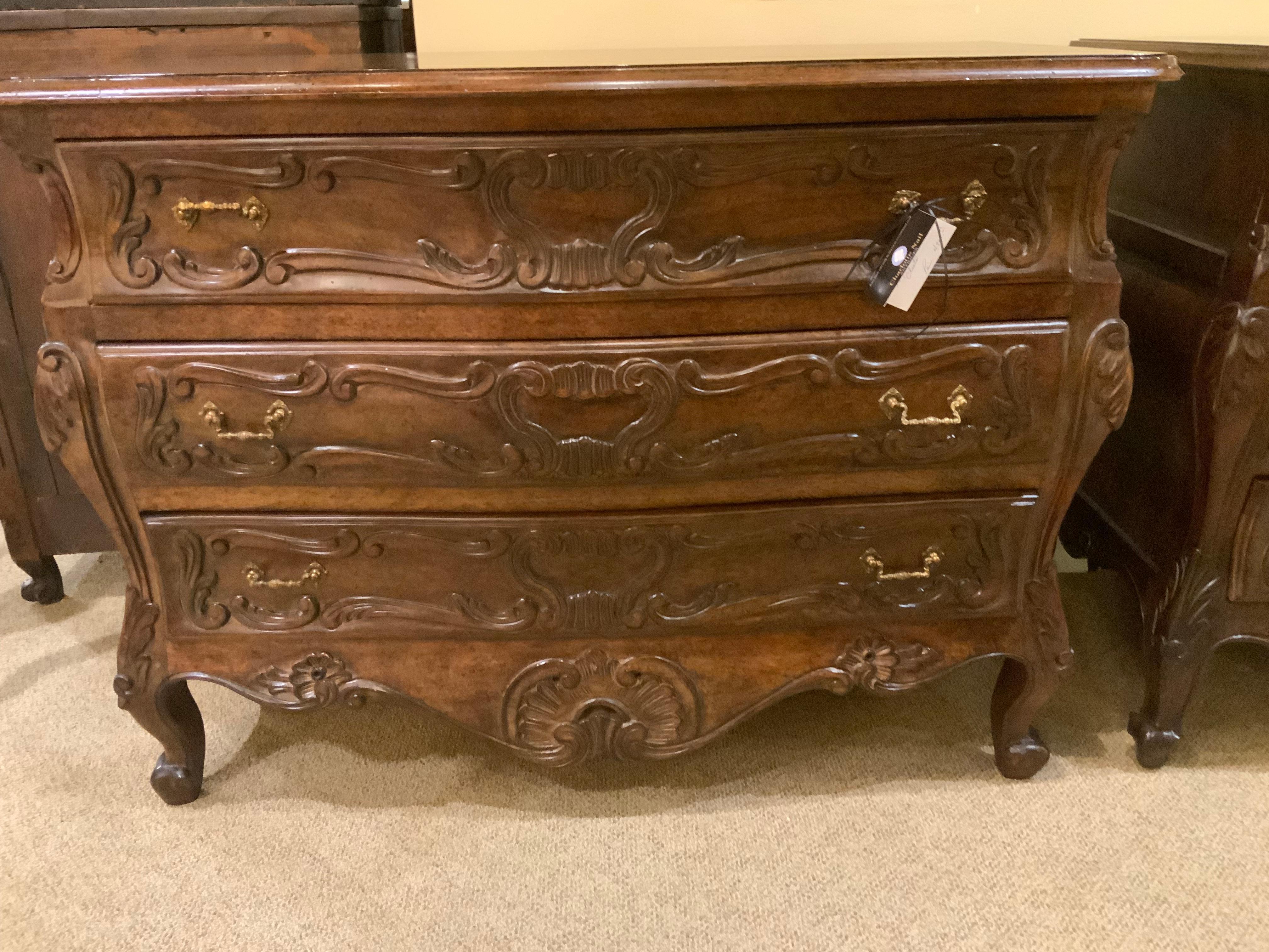 Dieses hübsche Paar Nussbaumschränke im Louis XV-Stil
Hervorragende Präsentation als Nachttischpaar oder
Als Paar in einem Familienzimmer oder Wohnbereich. Sie haben einen lässigen 
Aber mit eleganter Ausstrahlung.  Die Schubladen sind leichtgängig