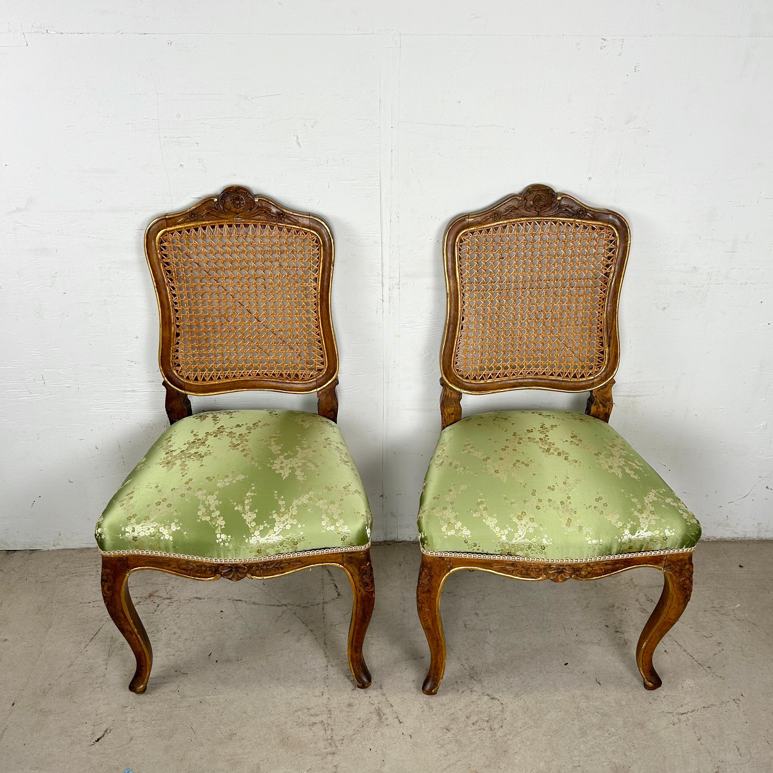 Pareja de sillas auxiliares de estilo Luis XV provincial francés con respaldo de caña en venta 5