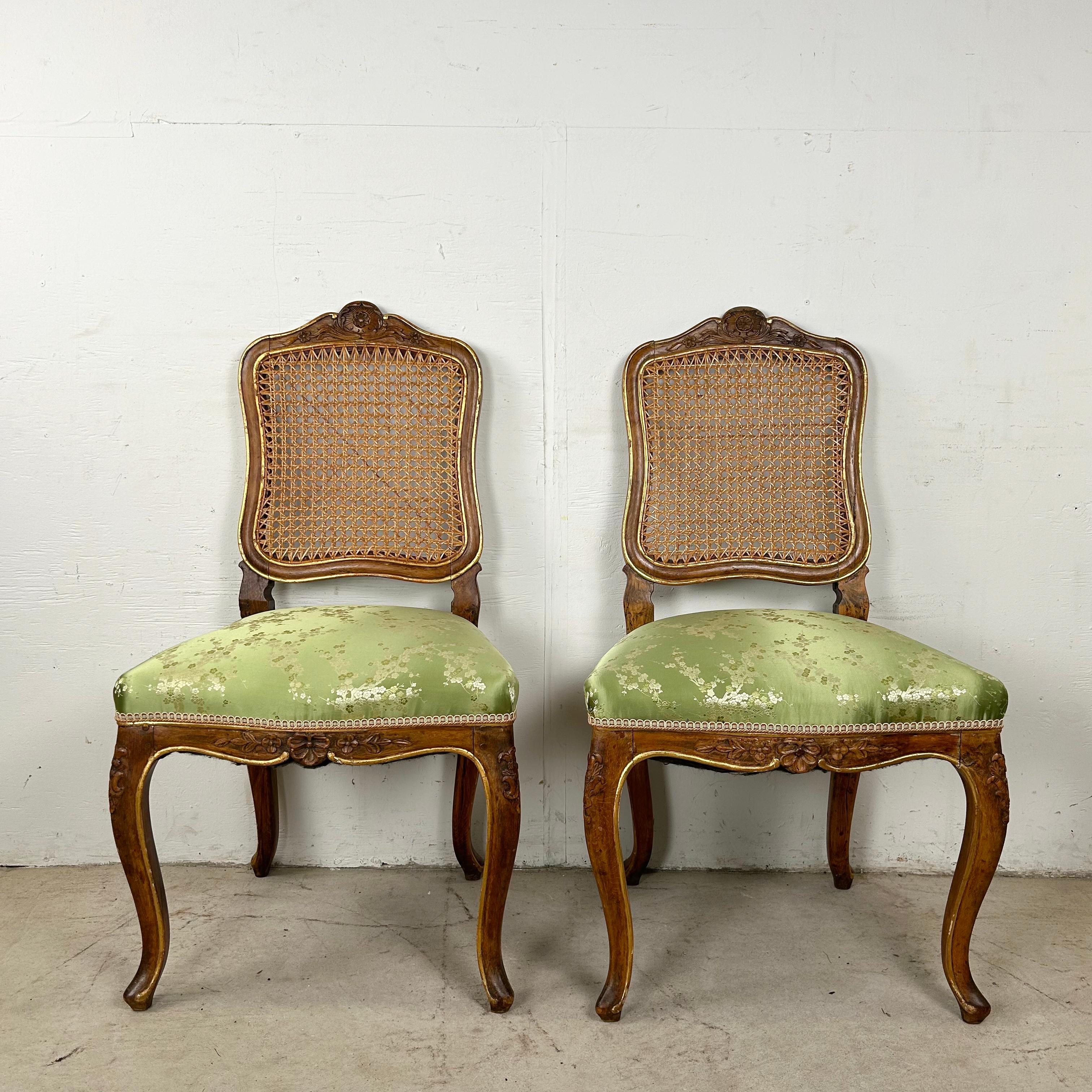 Pareja de sillas auxiliares de estilo Luis XV provincial francés con respaldo de caña en venta 6