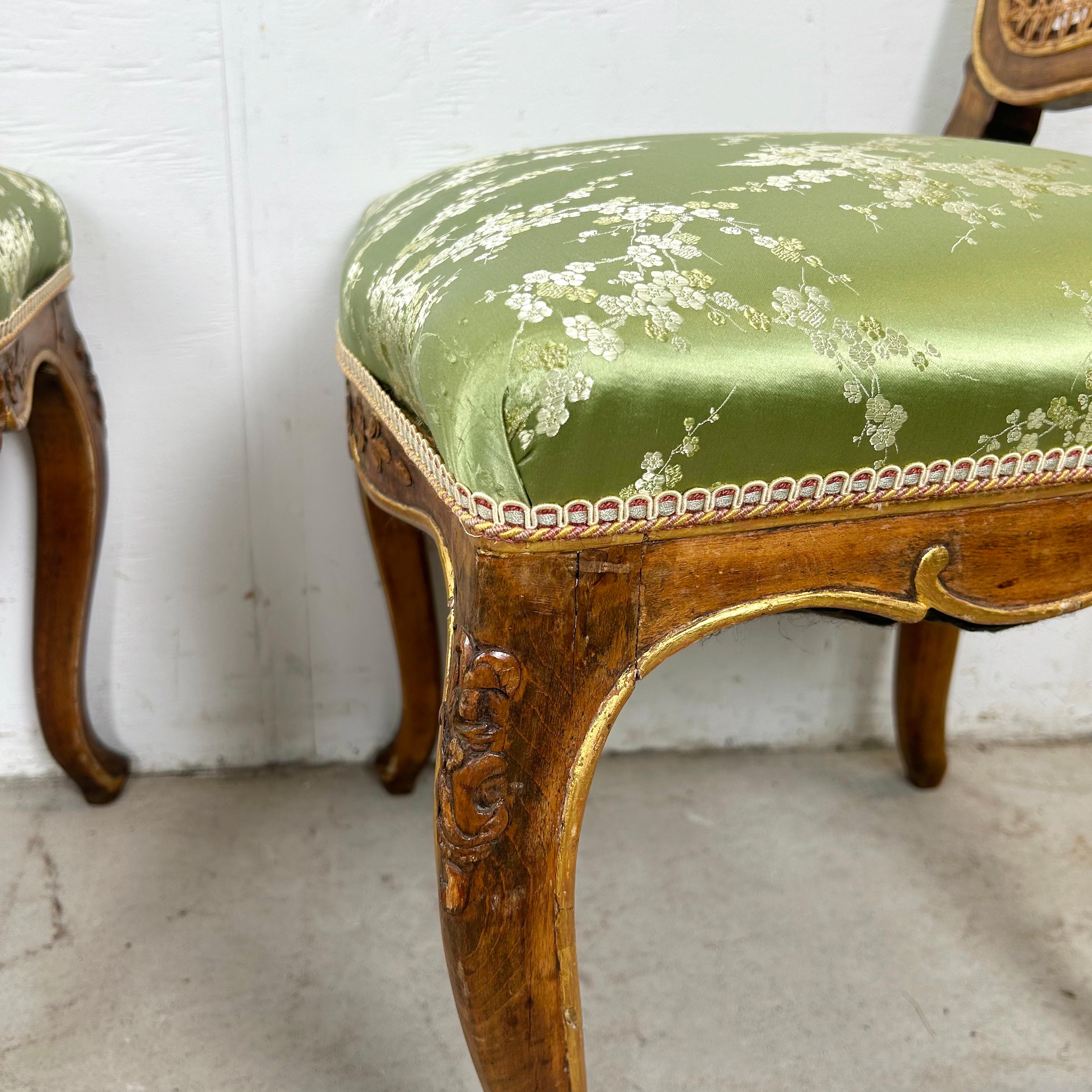 Pareja de sillas auxiliares de estilo Luis XV provincial francés con respaldo de caña en venta 8
