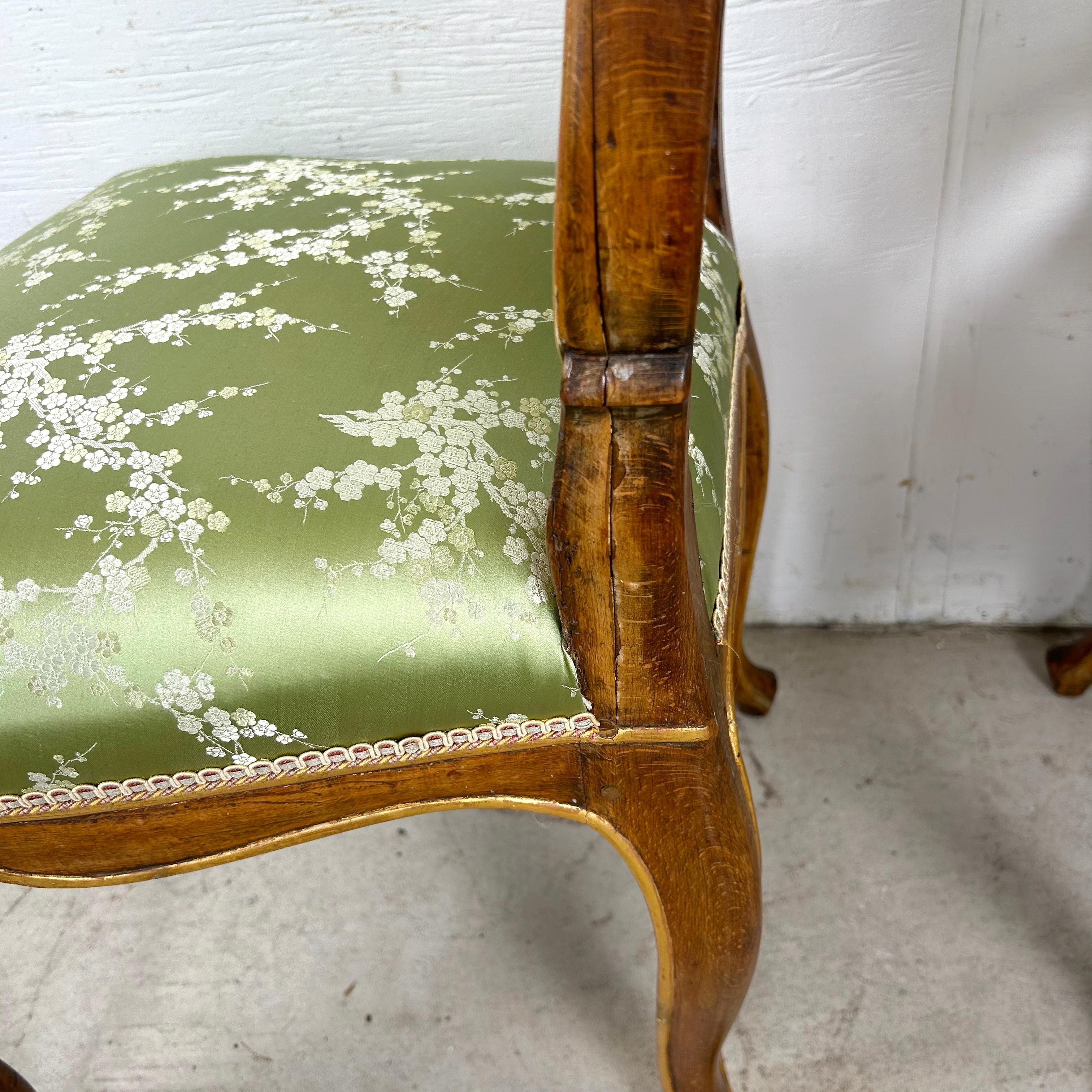 Pareja de sillas auxiliares de estilo Luis XV provincial francés con respaldo de caña en venta 10