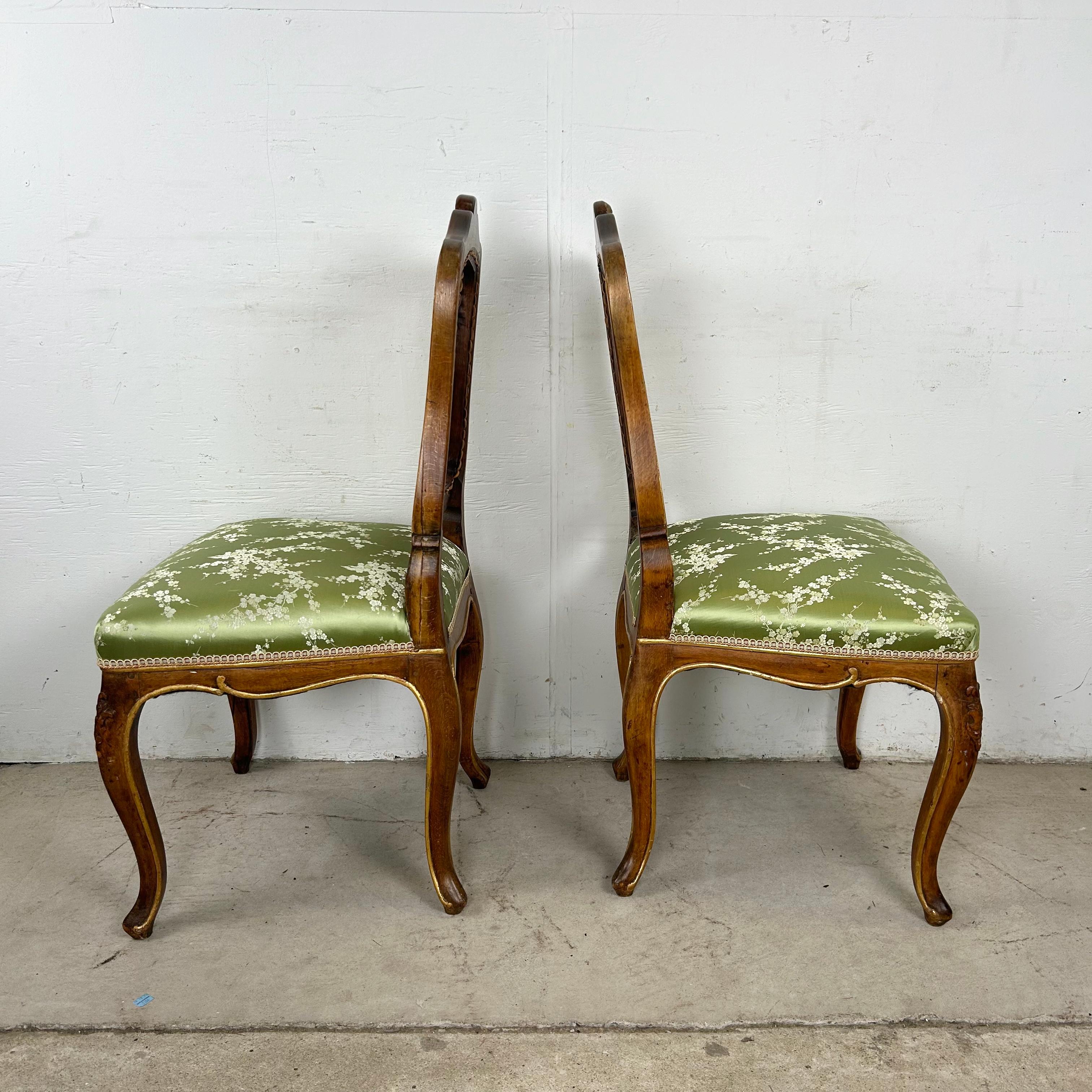 Pareja de sillas auxiliares de estilo Luis XV provincial francés con respaldo de caña en venta 11