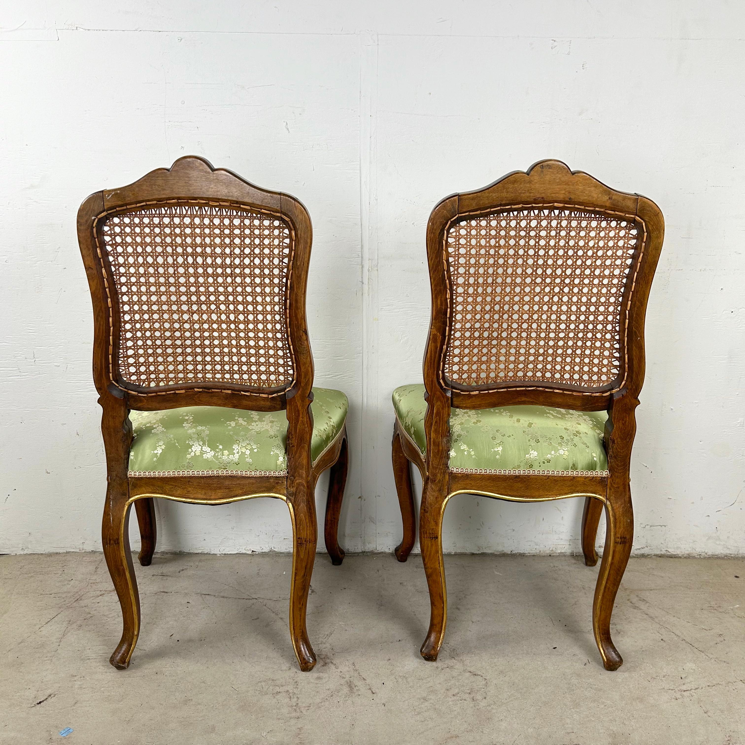 Pareja de sillas auxiliares de estilo Luis XV provincial francés con respaldo de caña en venta 12