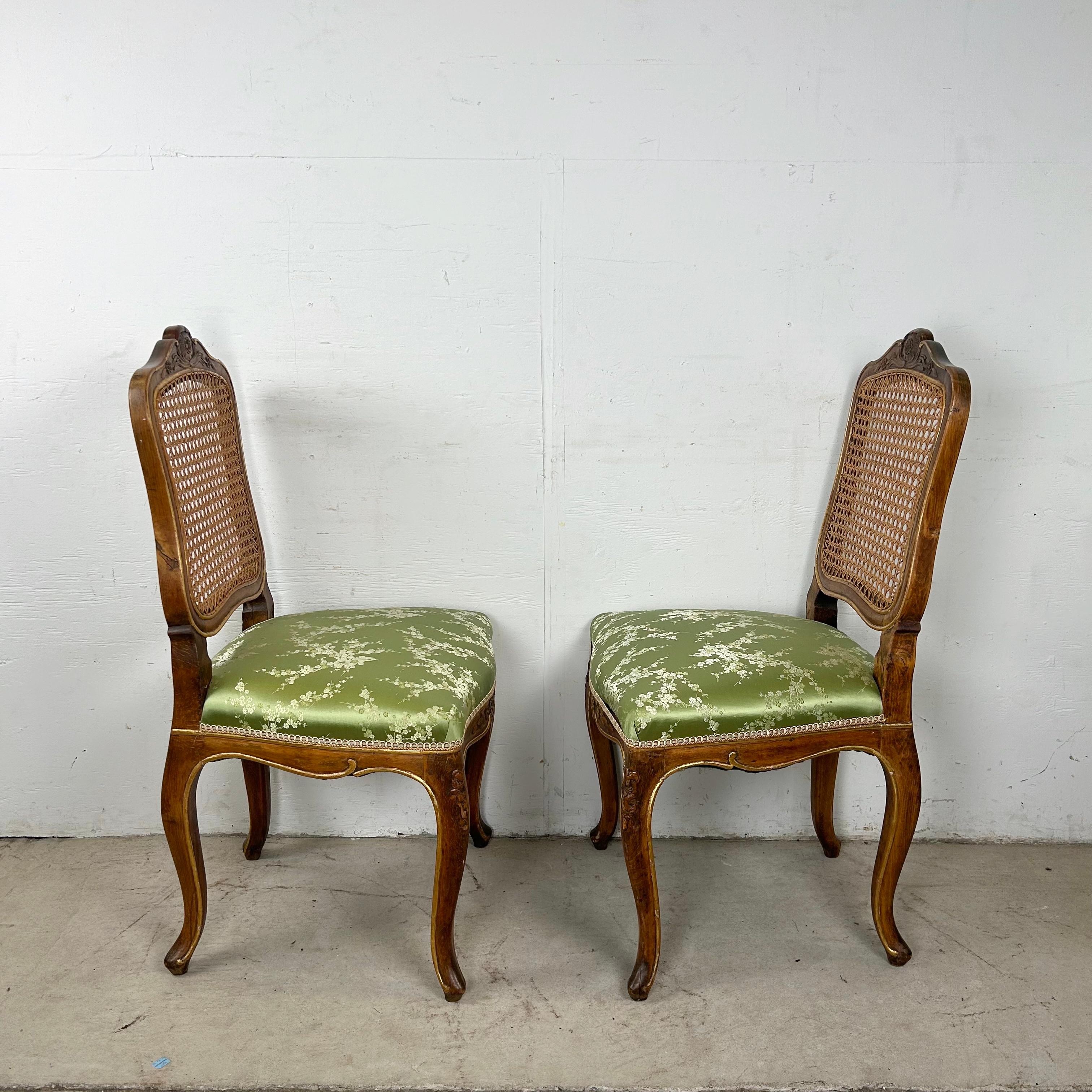 Pareja de sillas auxiliares de estilo Luis XV provincial francés con respaldo de caña Desconocido en venta
