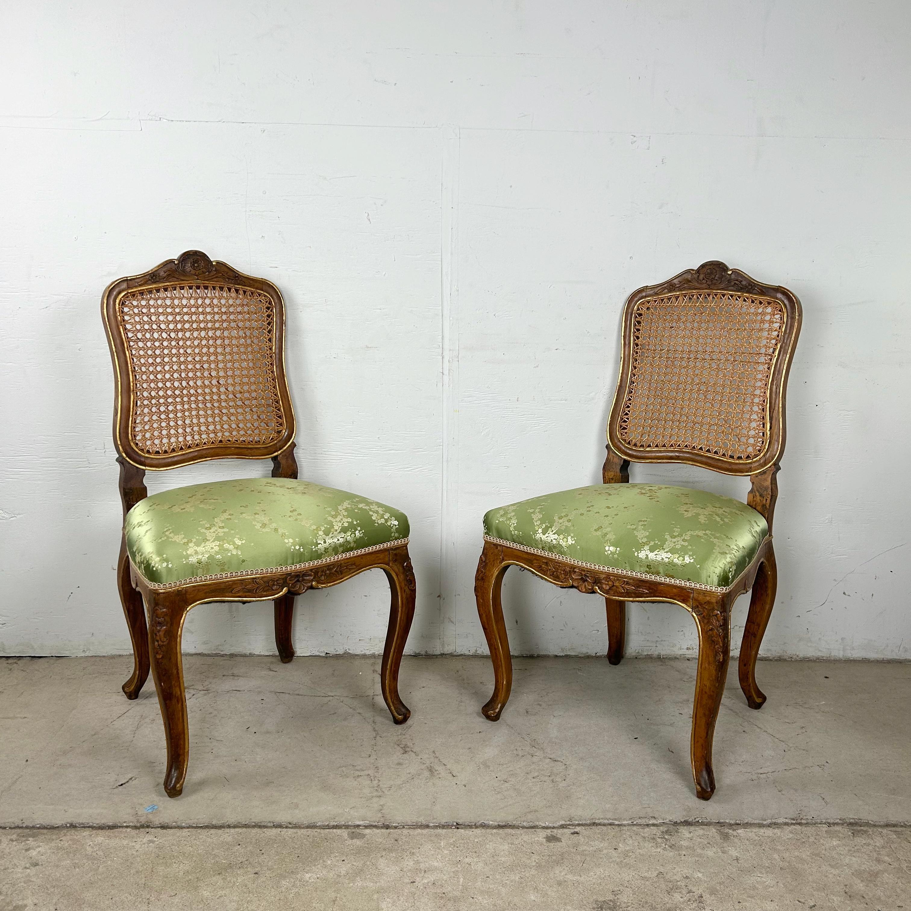 Pareja de sillas auxiliares de estilo Luis XV provincial francés con respaldo de caña Otro en venta