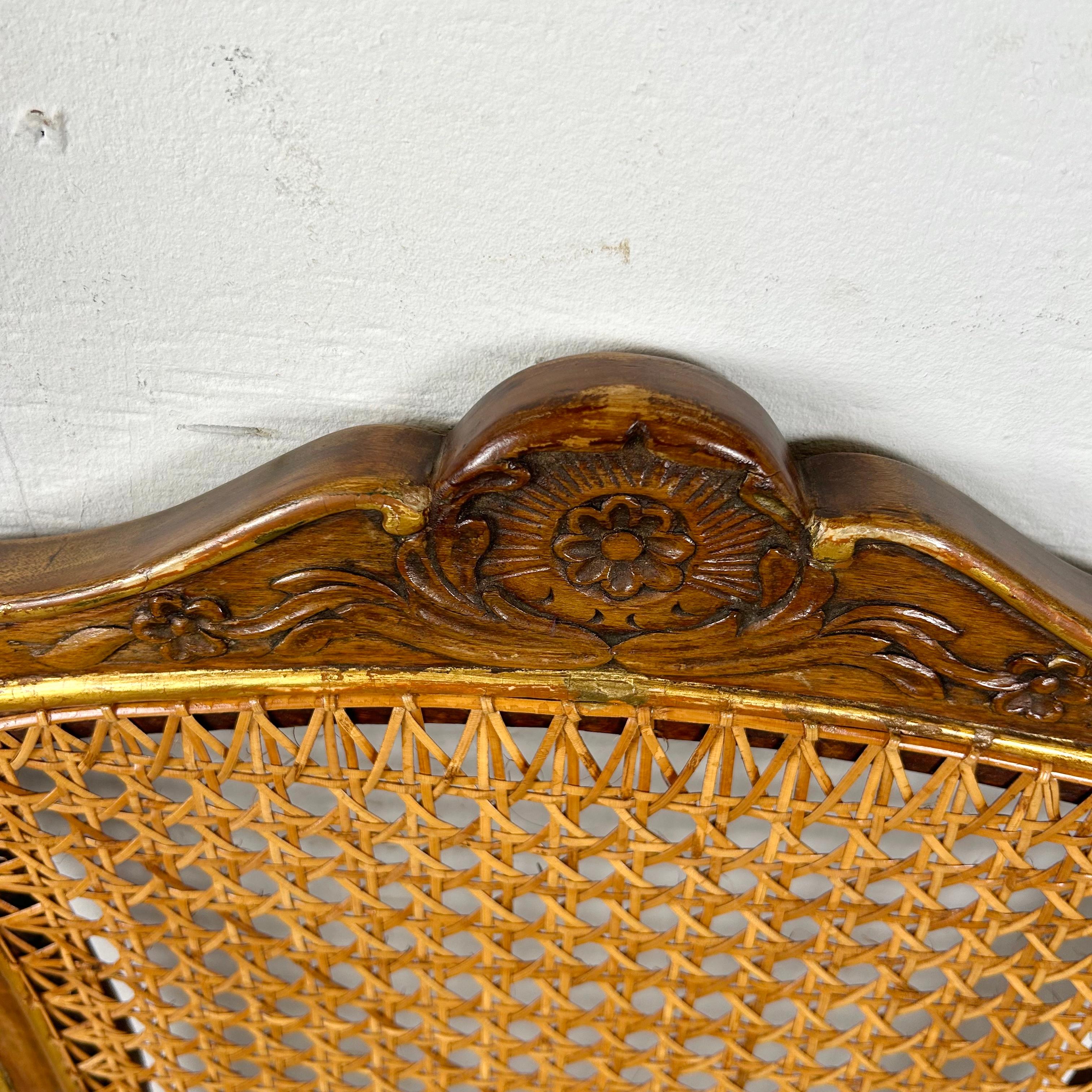 Pareja de sillas auxiliares de estilo Luis XV provincial francés con respaldo de caña en Bueno estado para la venta en Trenton, NJ