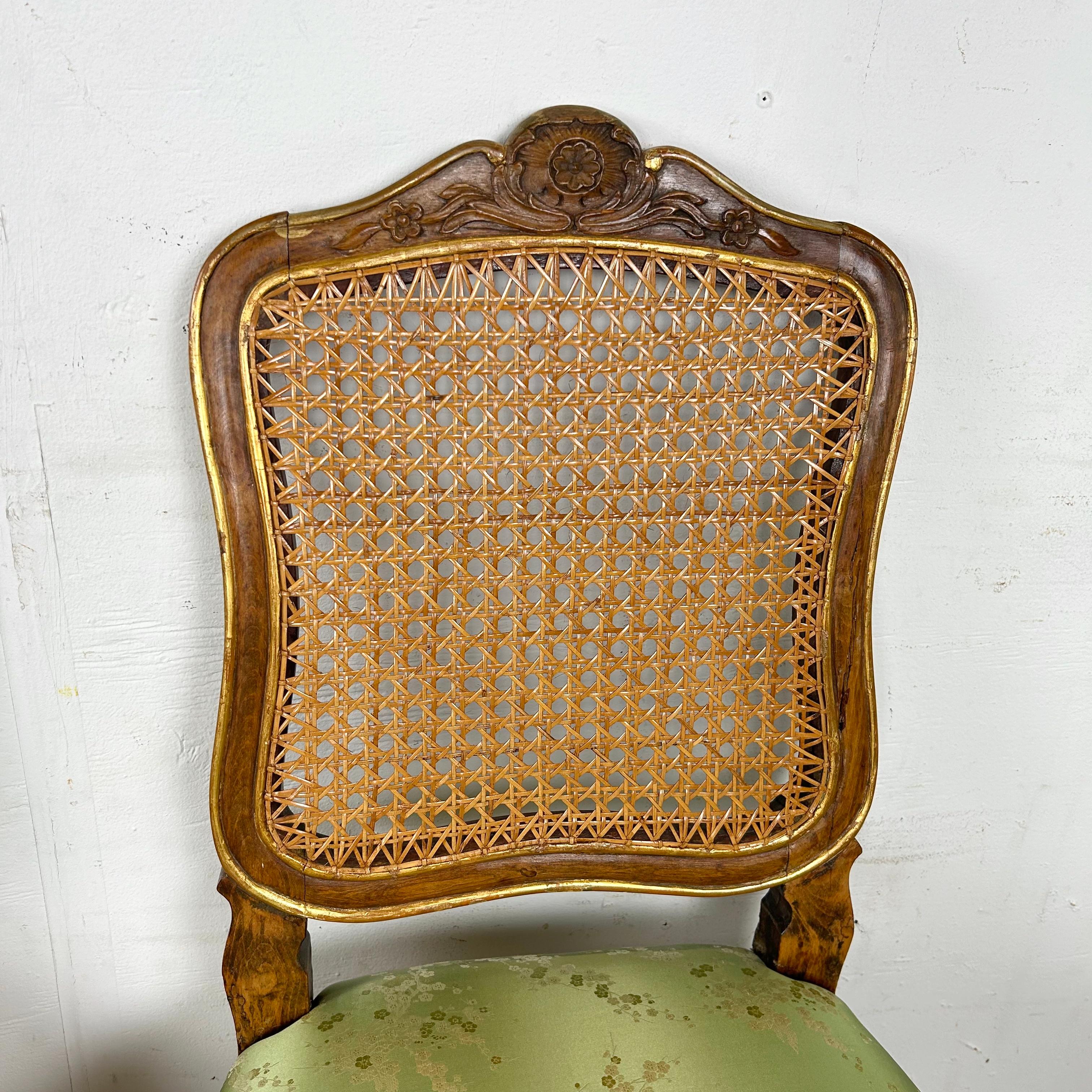Pareja de sillas auxiliares de estilo Luis XV provincial francés con respaldo de caña siglo XX en venta