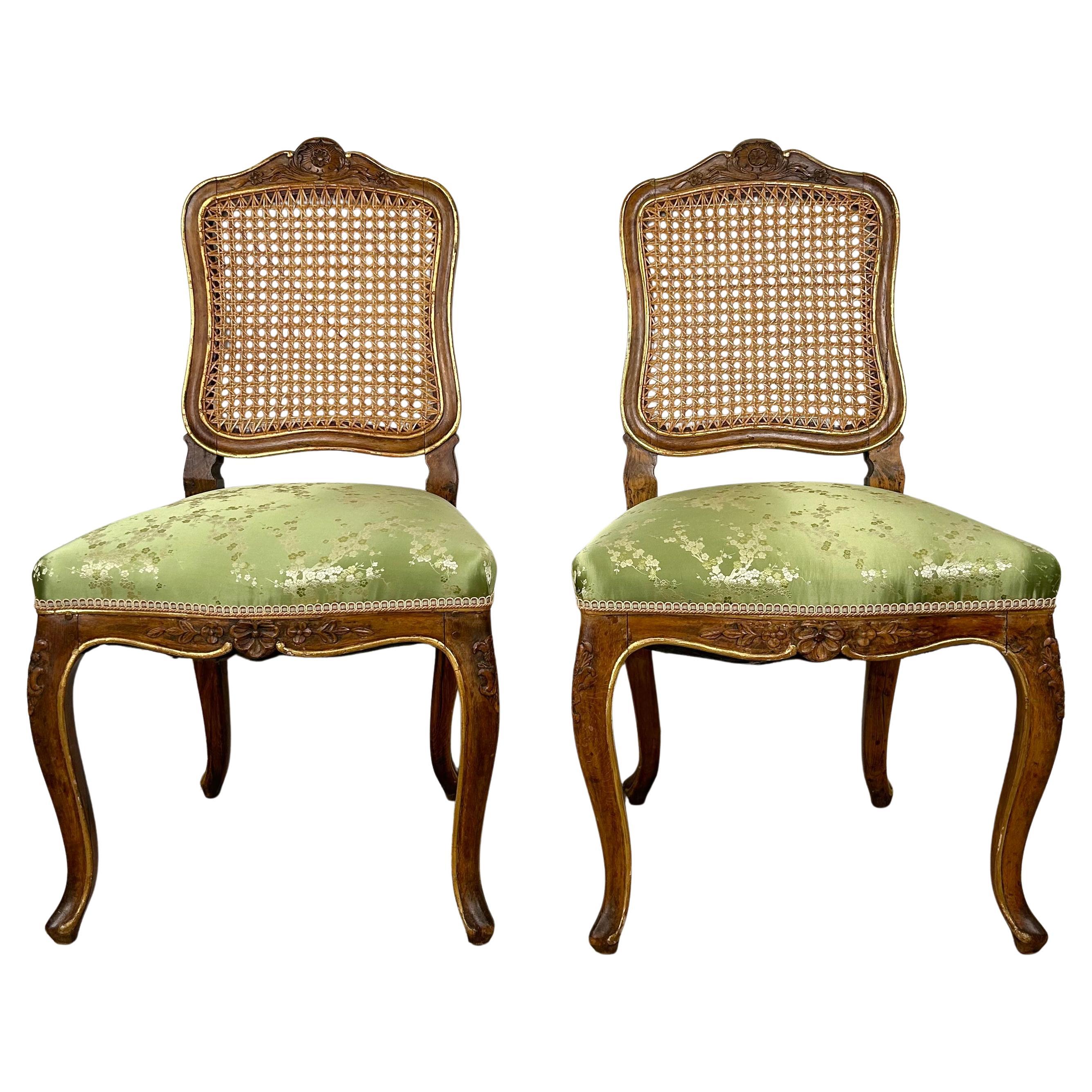 Ein Paar französischer Beistellstühle im Louis XV-Stil mit Rohrlehnen